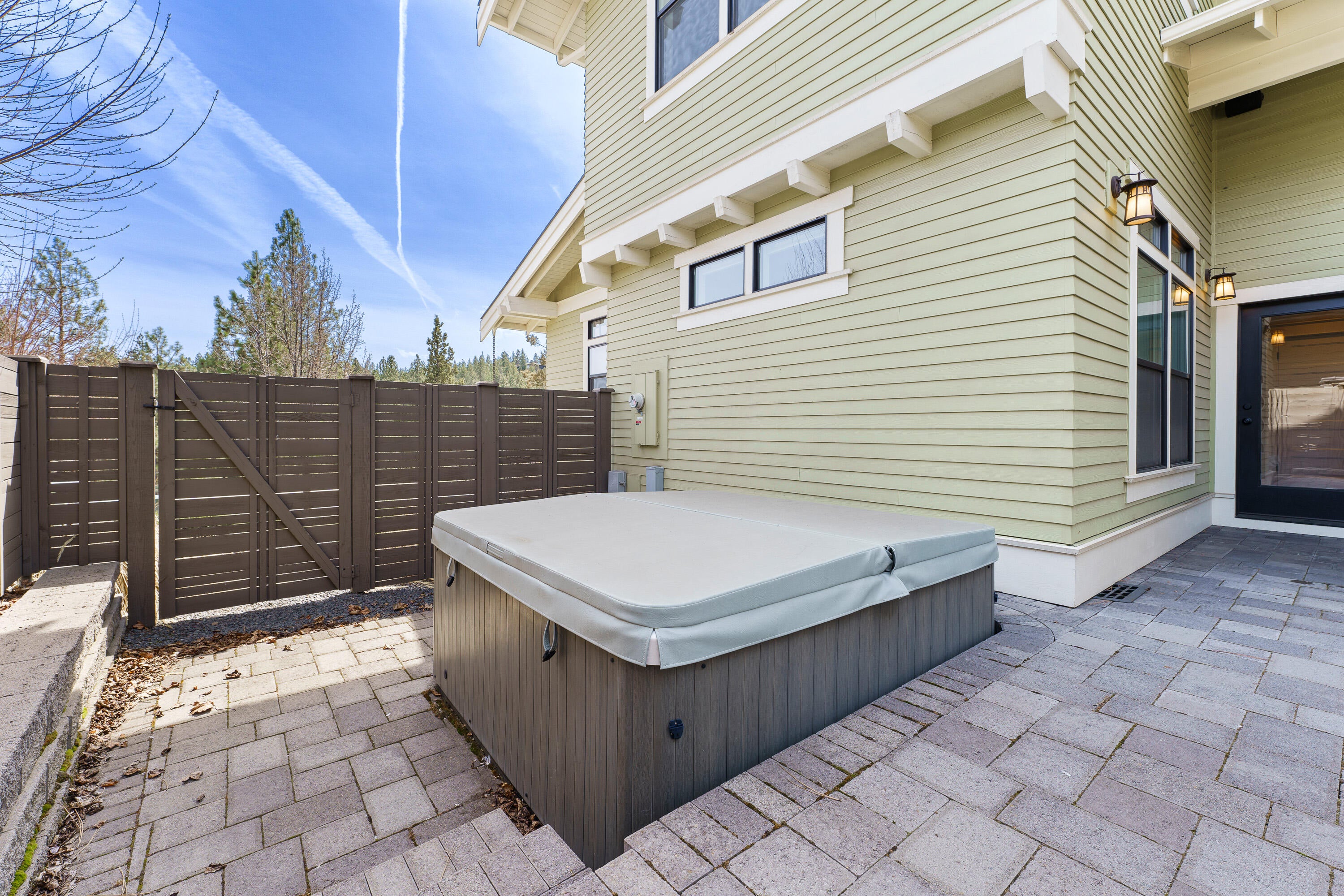Bend, Oregon, 97703, United States, 4 Bedrooms Bedrooms, ,3 BathroomsBathrooms,Residential,Active,1764459