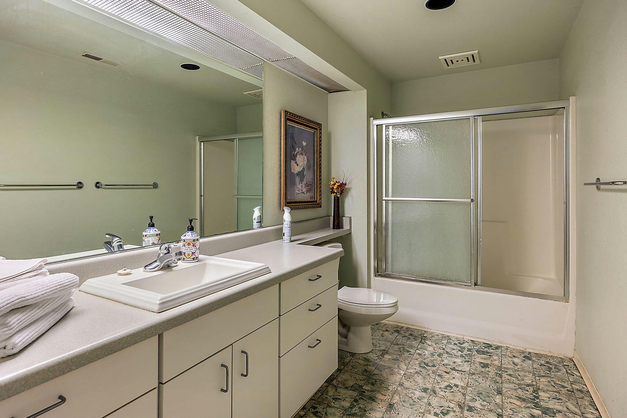 Ashland, Oregon, 97520, United States, 4 Bedrooms Bedrooms, ,4 BathroomsBathrooms,Residential,Active,1741601