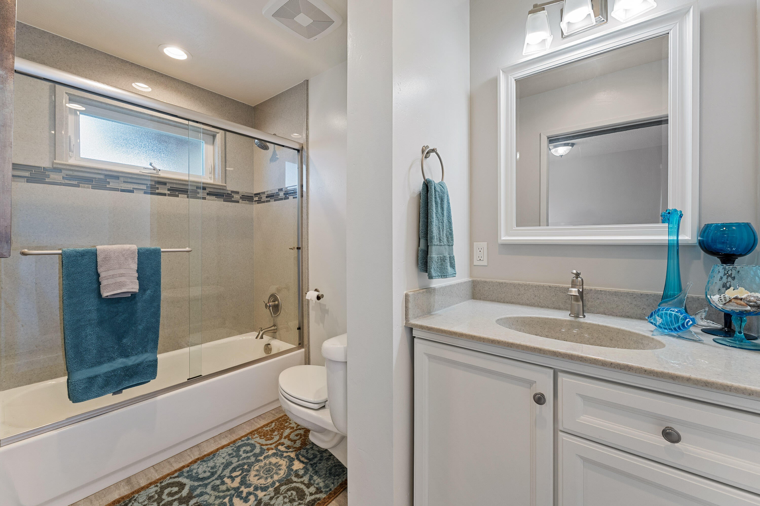 Central Point, Oregon, 97502, United States, 4 Bedrooms Bedrooms, ,4 BathroomsBathrooms,Residential,Active,2006836