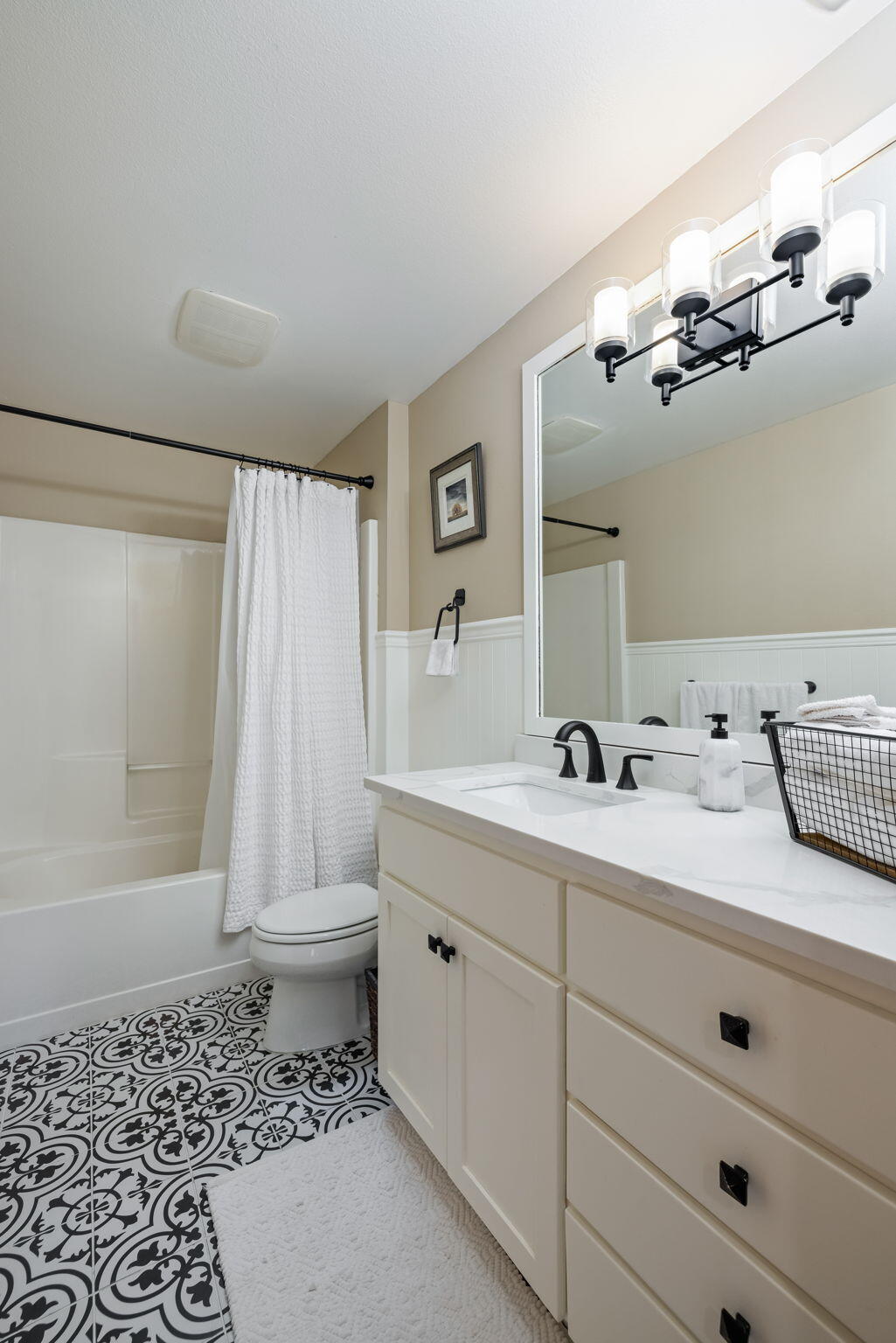 Bend, Oregon, 97702, United States, ,3 BathroomsBathrooms,Residential,Active,1850627