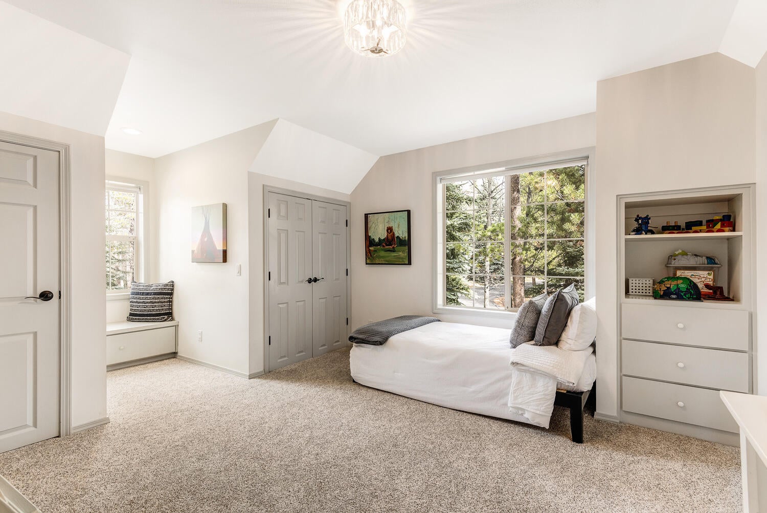 Sunriver, Oregon, 97707, United States, 3 Bedrooms Bedrooms, ,3 BathroomsBathrooms,Residential,Active,2029758