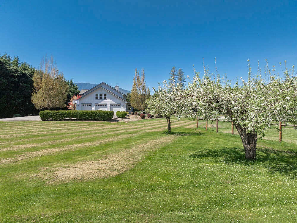 Grants Pass, Oregon, 97527, United States, 4 Bedrooms Bedrooms, ,5 BathroomsBathrooms,Residential,Active,1927646
