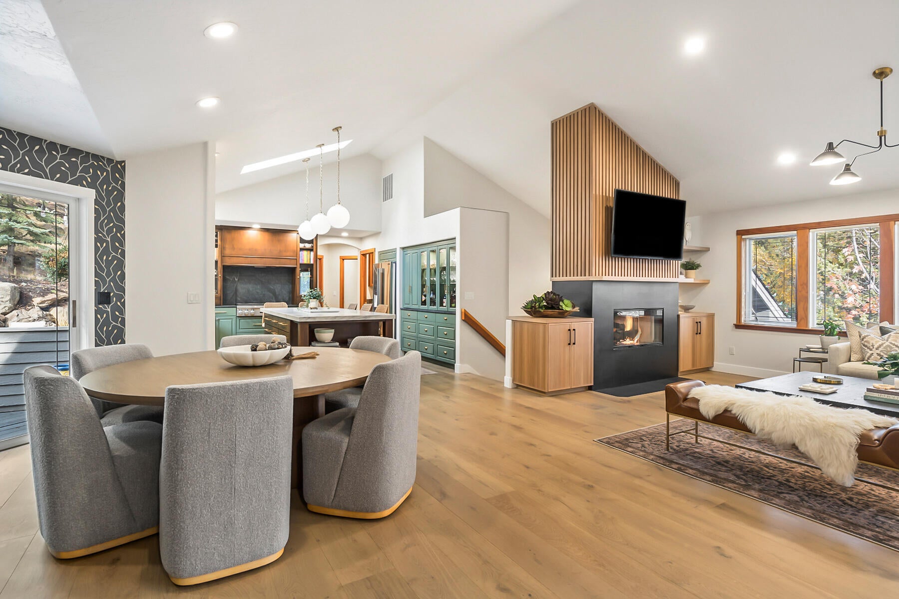 Bend, Oregon, 97703, United States, 5 Bedrooms Bedrooms, ,3 BathroomsBathrooms,Residential,Active,1972188