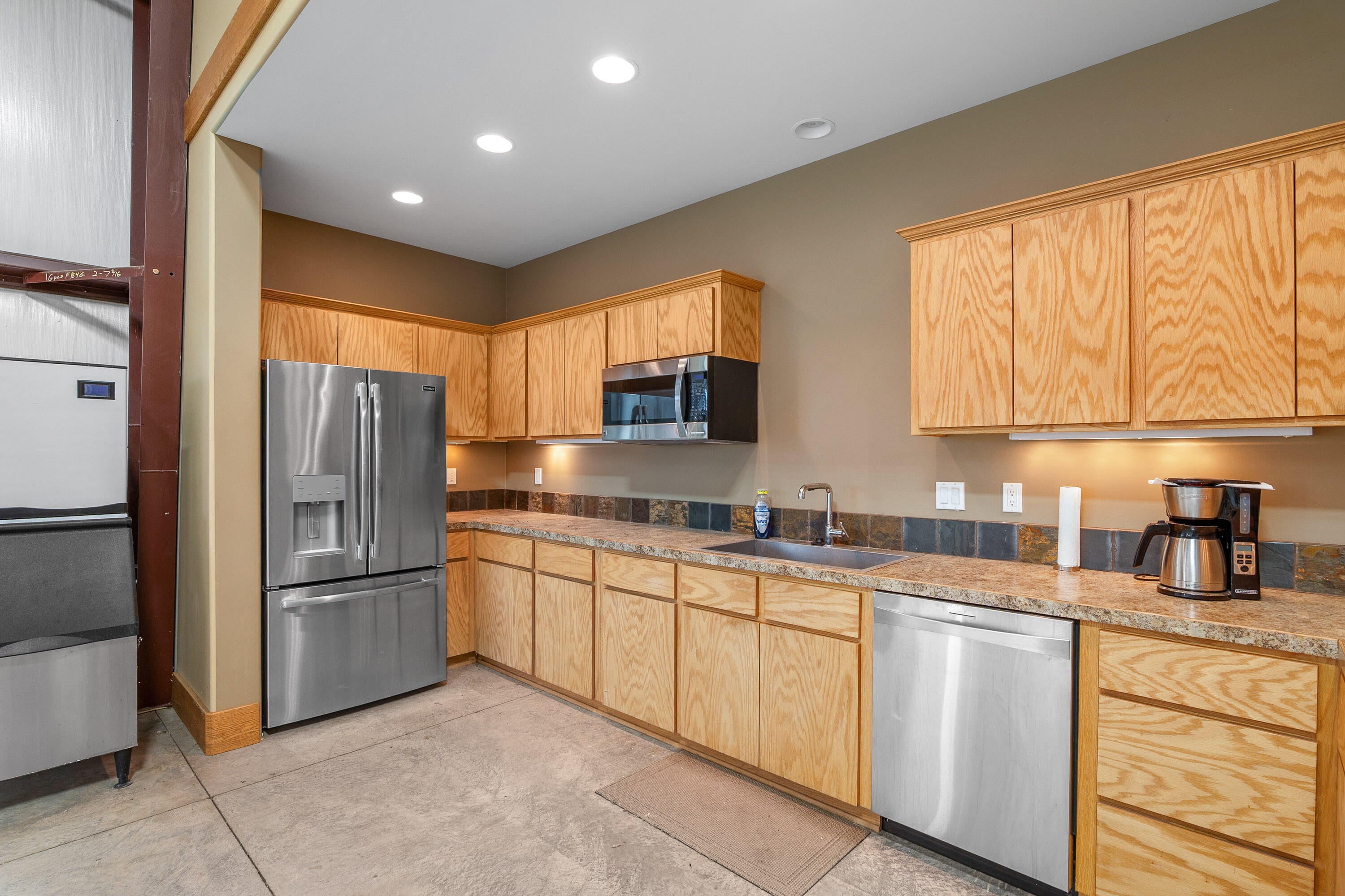 Bonanza, Oregon, 97623, United States, 3 Bedrooms Bedrooms, ,4 BathroomsBathrooms,Residential,Active,1876681