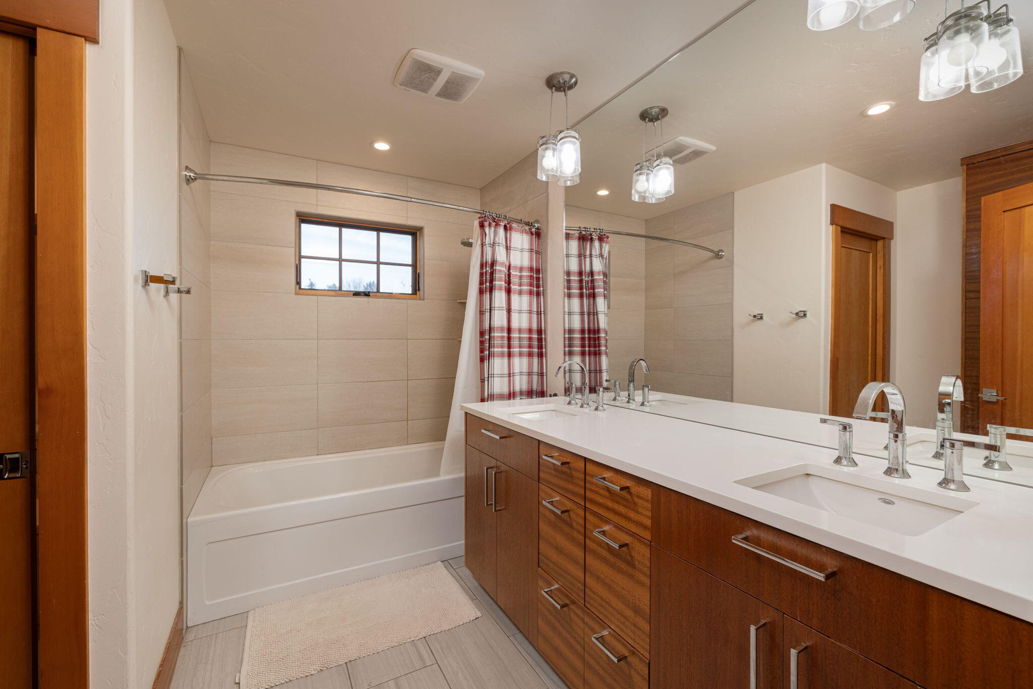 Bend, Oregon, 97703, United States, 4 Bedrooms Bedrooms, ,4 BathroomsBathrooms,Residential,Active,1996273