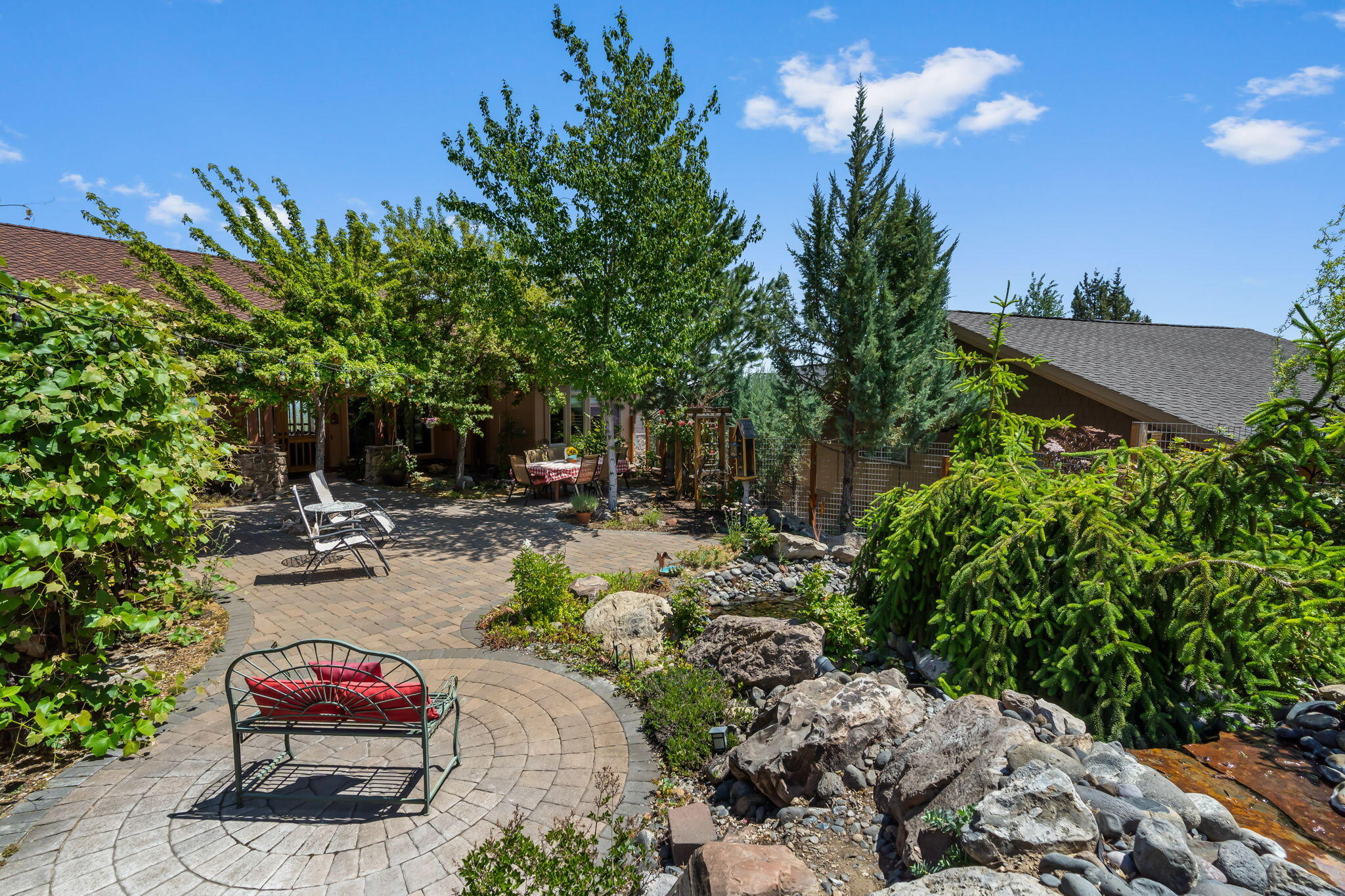 Redmond, Oregon, 97756, United States, ,3 BathroomsBathrooms,Residential,Active,1849184