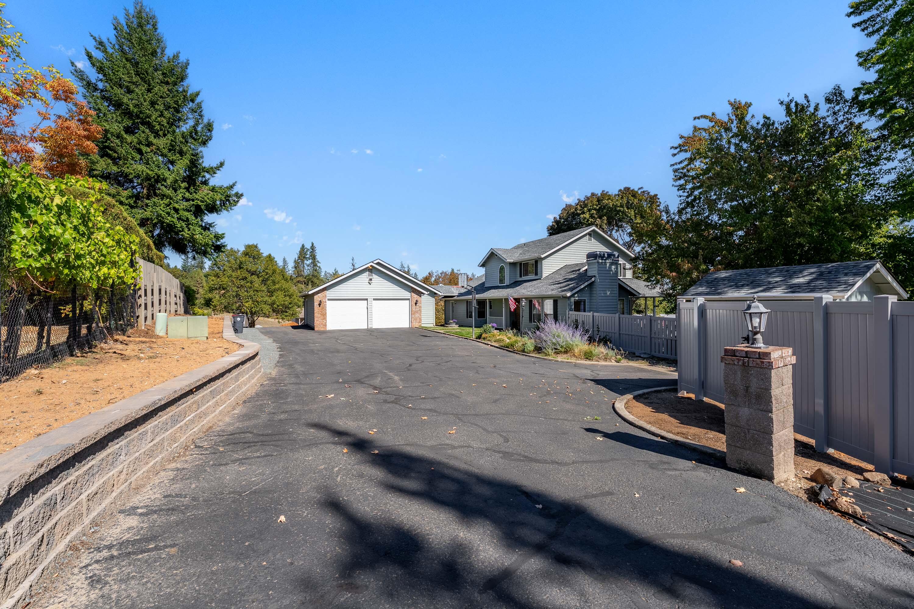 Central Point, Oregon, 97502, United States, 4 Bedrooms Bedrooms, ,3 BathroomsBathrooms,Residential,Active,1959928