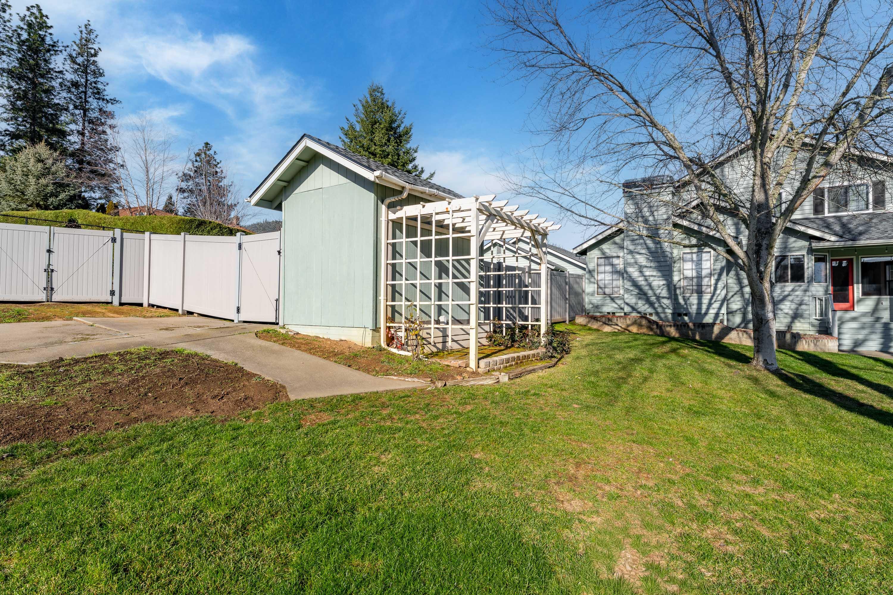 Central Point, Oregon, 97502, United States, 4 Bedrooms Bedrooms, ,3 BathroomsBathrooms,Residential,Active,1959928