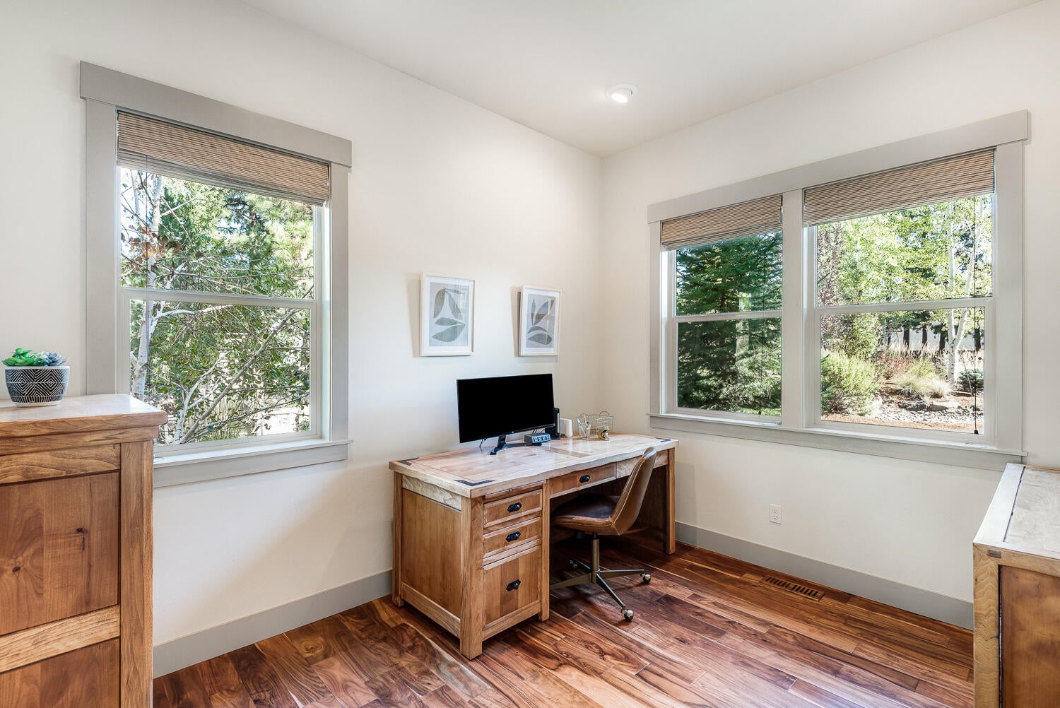 Bend, Oregon, 97703, United States, 3 Bedrooms Bedrooms, ,3 BathroomsBathrooms,Residential,Active,1952278