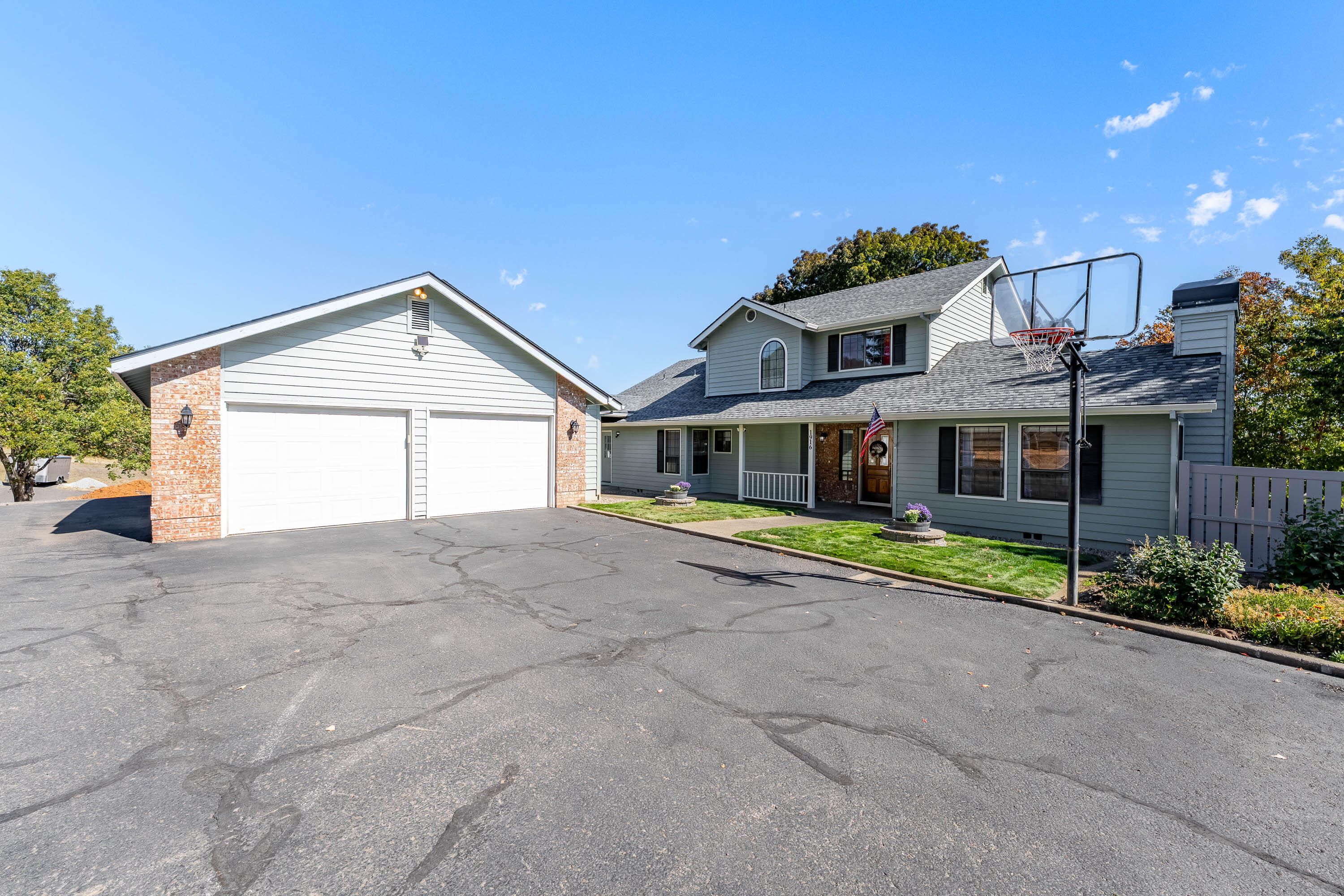 Central Point, Oregon, 97502, United States, 4 Bedrooms Bedrooms, ,3 BathroomsBathrooms,Residential,Active,1959928