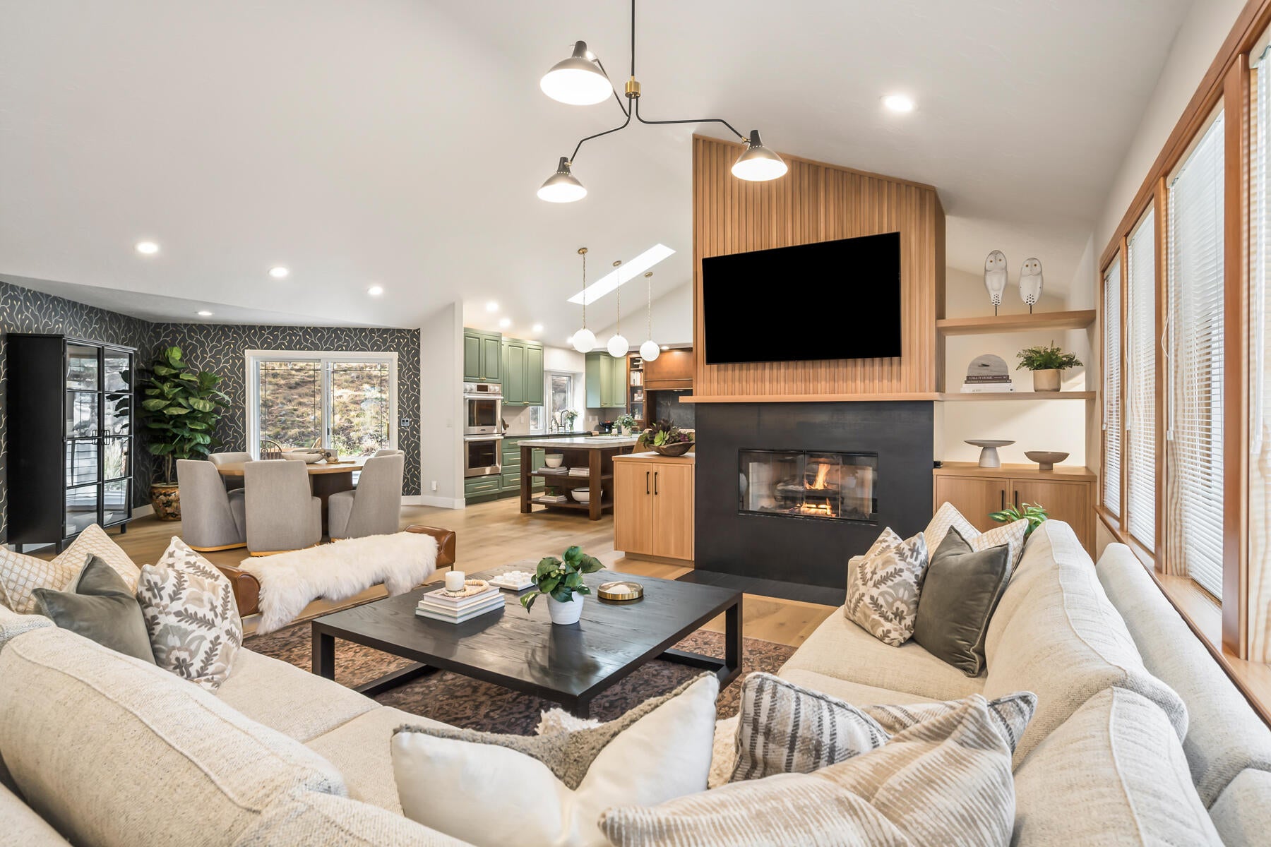 Bend, Oregon, 97703, United States, 5 Bedrooms Bedrooms, ,3 BathroomsBathrooms,Residential,Active,1972188