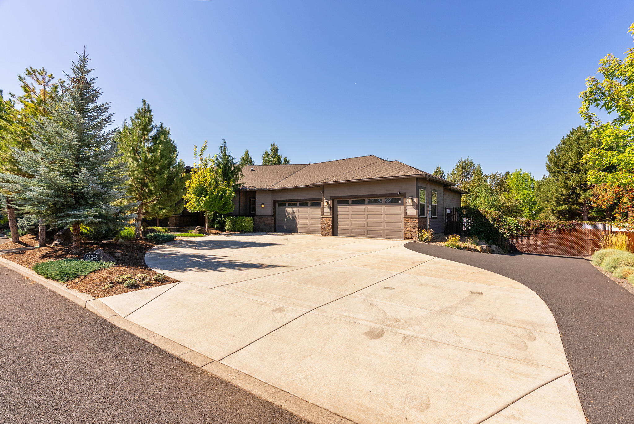 Bend, Oregon, 97702, United States, 3 Bedrooms Bedrooms, ,4 BathroomsBathrooms,Residential,Active,1952481