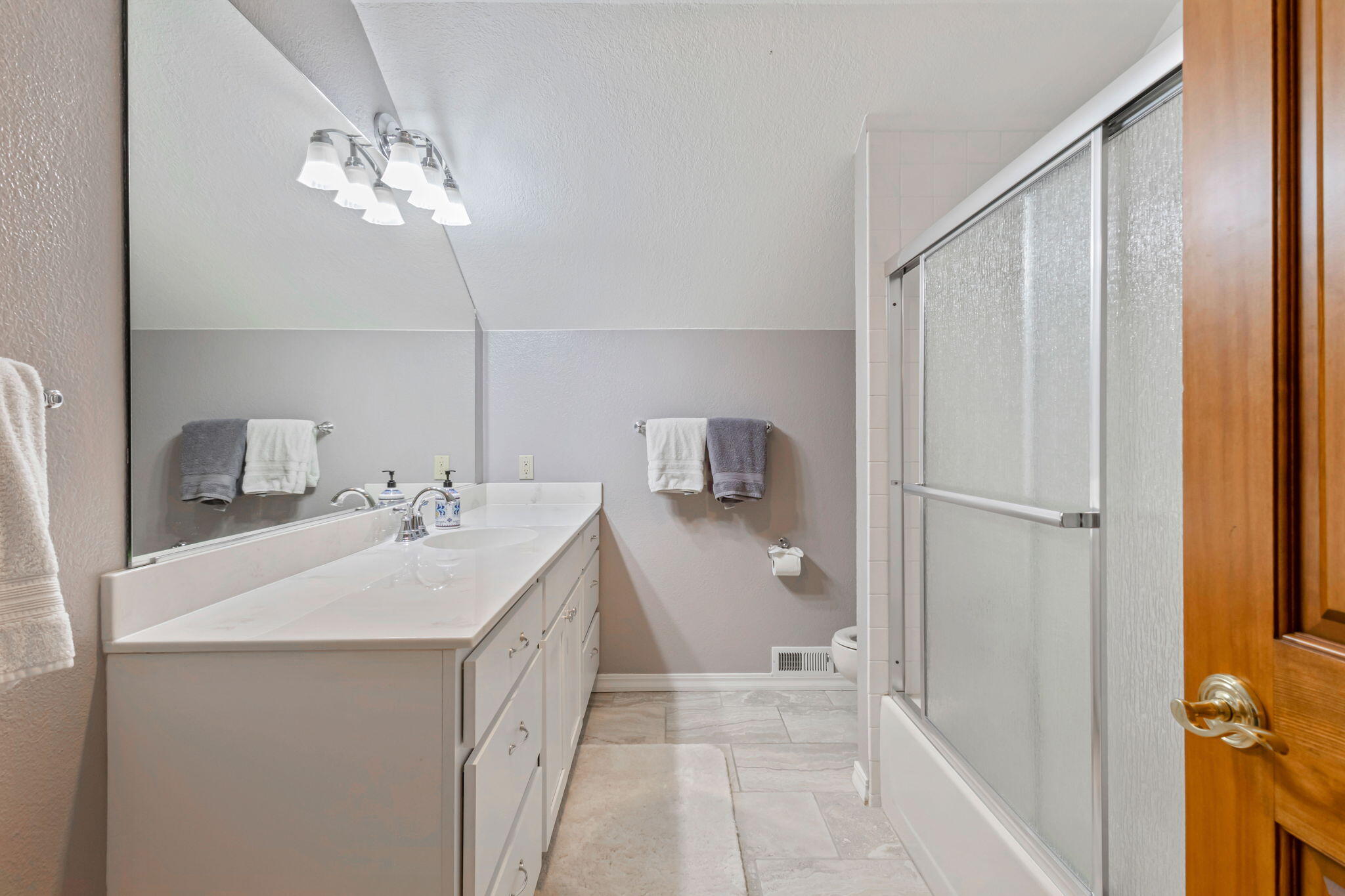 Bend, Oregon, 97702, United States, 4 Bedrooms Bedrooms, ,3 BathroomsBathrooms,Residential,Active,1907972