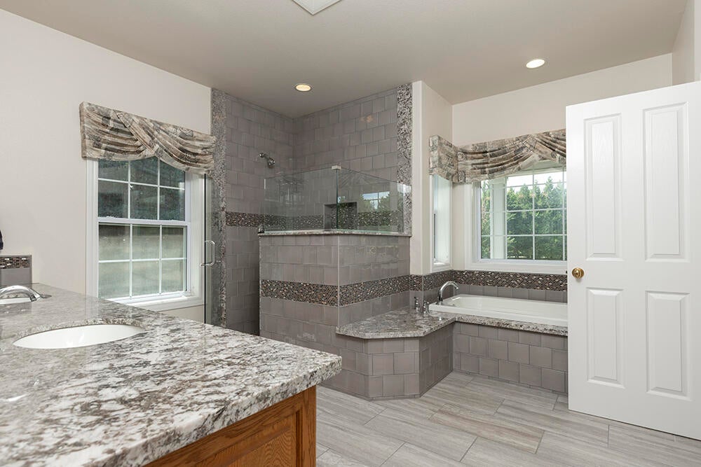 Grants Pass, Oregon, 97527, United States, 4 Bedrooms Bedrooms, ,5 BathroomsBathrooms,Residential,Active,1927646