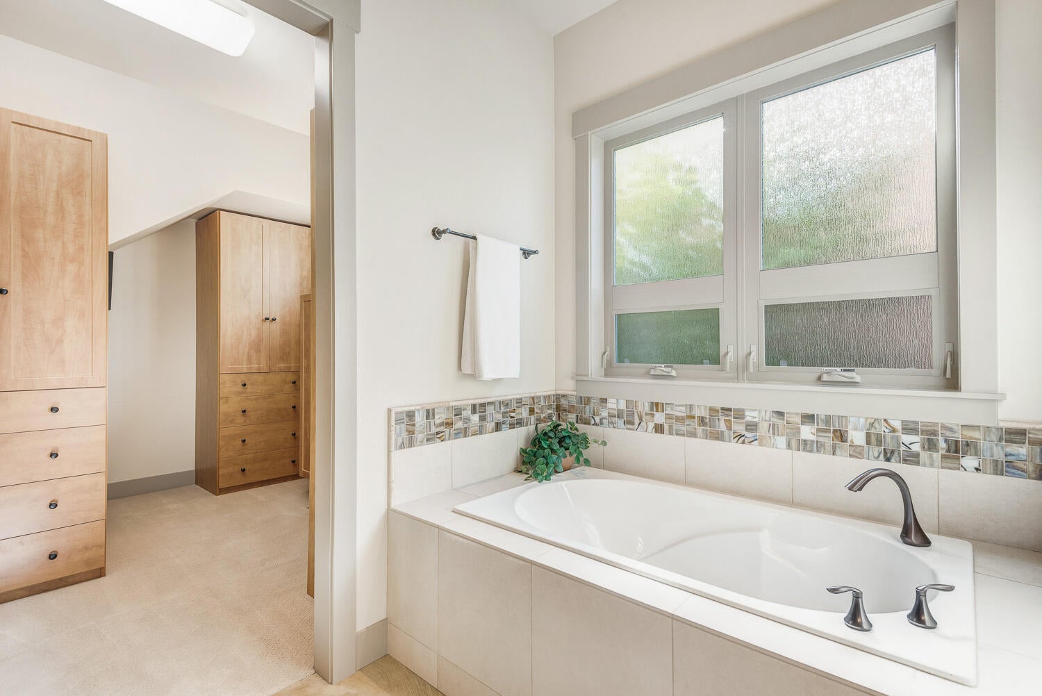 Bend, Oregon, 97703, United States, 3 Bedrooms Bedrooms, ,3 BathroomsBathrooms,Residential,Active,1952278