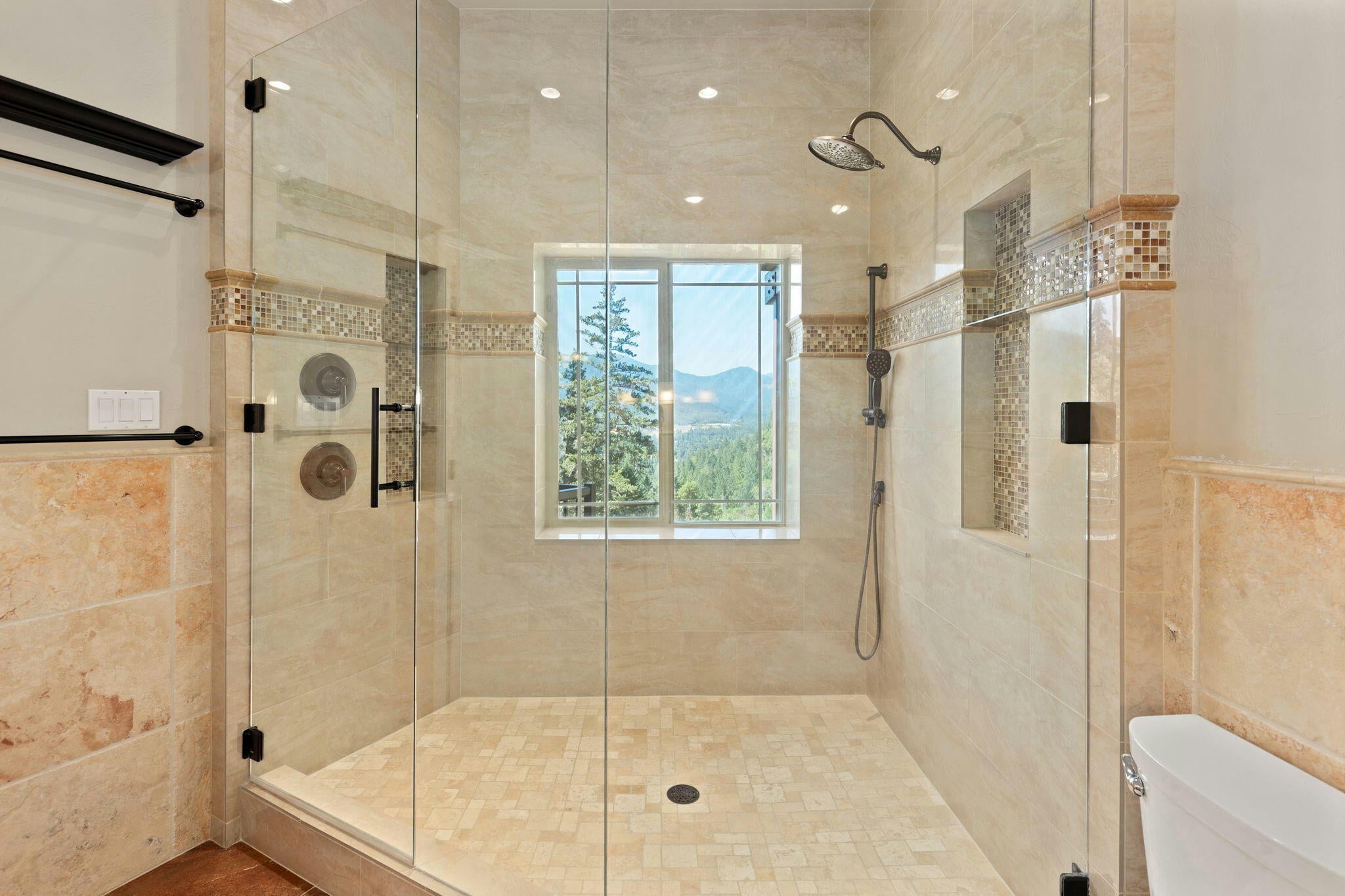 Grants Pass, Oregon, 97527, United States, ,6 BathroomsBathrooms,Residential,Active,1748769