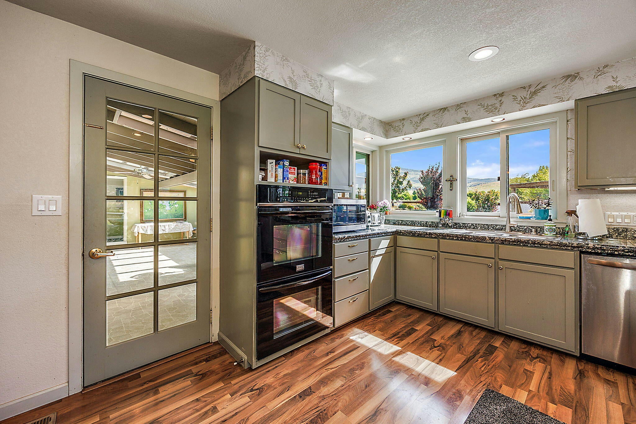 Ashland, Oregon, 97520, United States, 4 Bedrooms Bedrooms, ,4 BathroomsBathrooms,Residential,Active,1741601