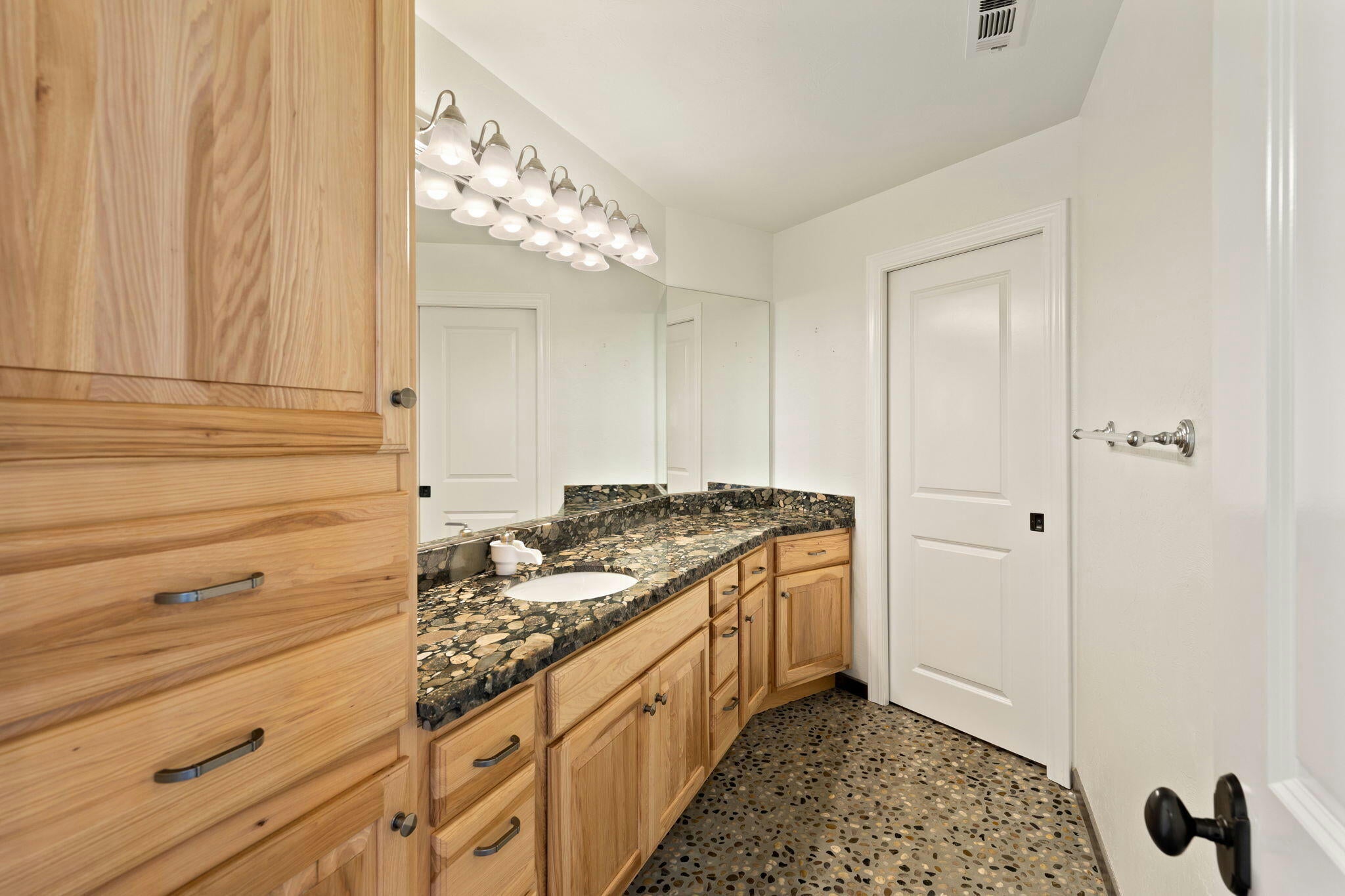 Grants Pass, Oregon, 97527, United States, ,6 BathroomsBathrooms,Residential,Active,1748769