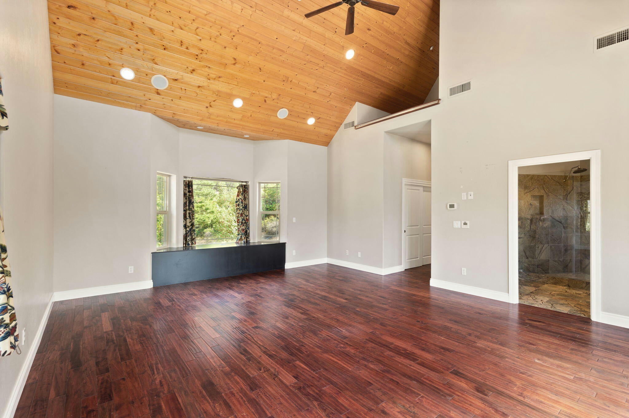 Grants Pass, Oregon, 97527, United States, ,6 BathroomsBathrooms,Residential,Active,1748769