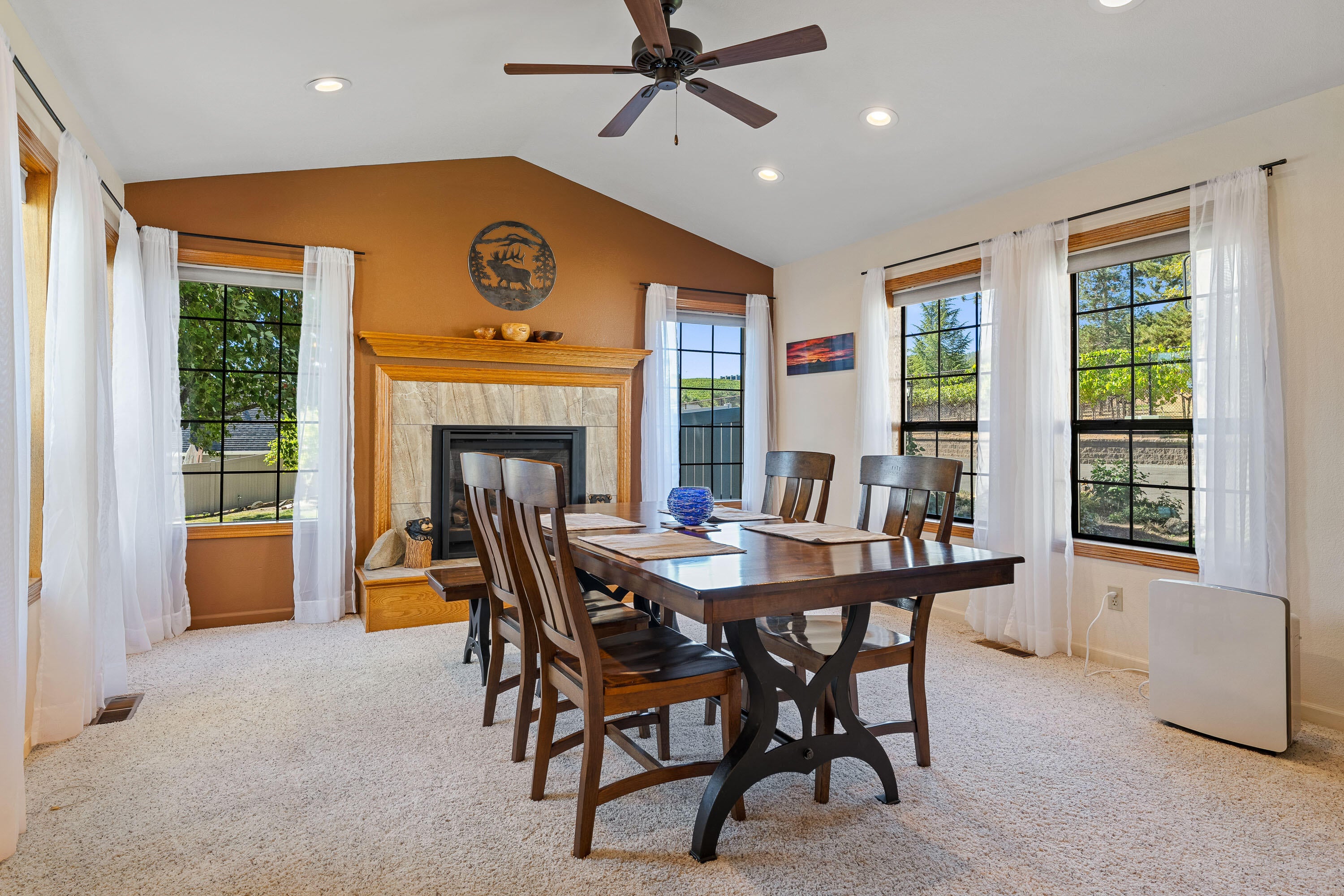 Central Point, Oregon, 97502, United States, 4 Bedrooms Bedrooms, ,3 BathroomsBathrooms,Residential,Active,1959928