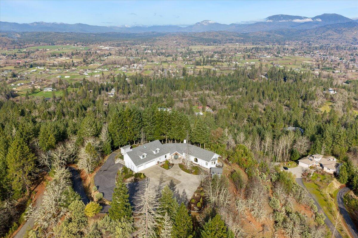 Grants Pass, Oregon, 97527, United States, 3 Bedrooms Bedrooms, ,3 BathroomsBathrooms,Residential,Active,1990612