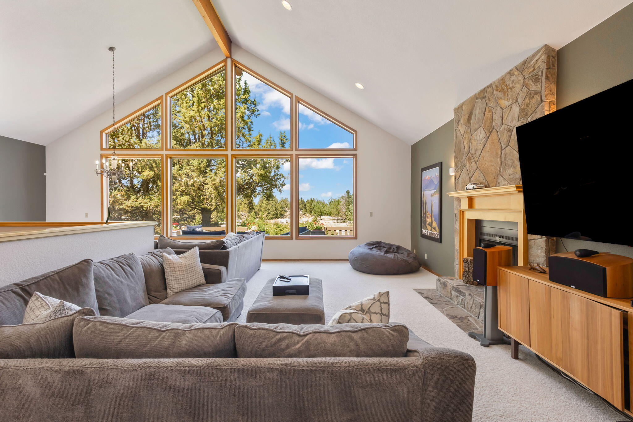 Bend, Oregon, 97702, United States, 4 Bedrooms Bedrooms, ,3 BathroomsBathrooms,Residential,Active,1907972
