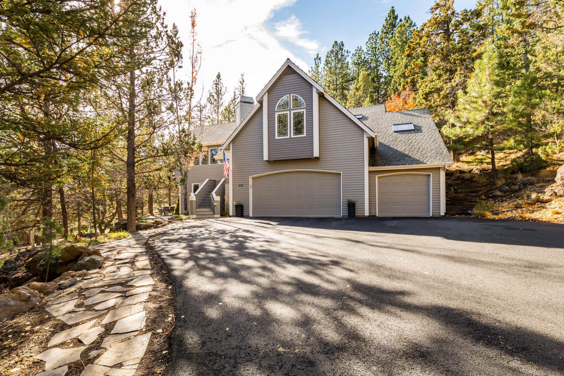 Bend, Oregon, 97703, United States, 5 Bedrooms Bedrooms, ,3 BathroomsBathrooms,Residential,Active,1972188