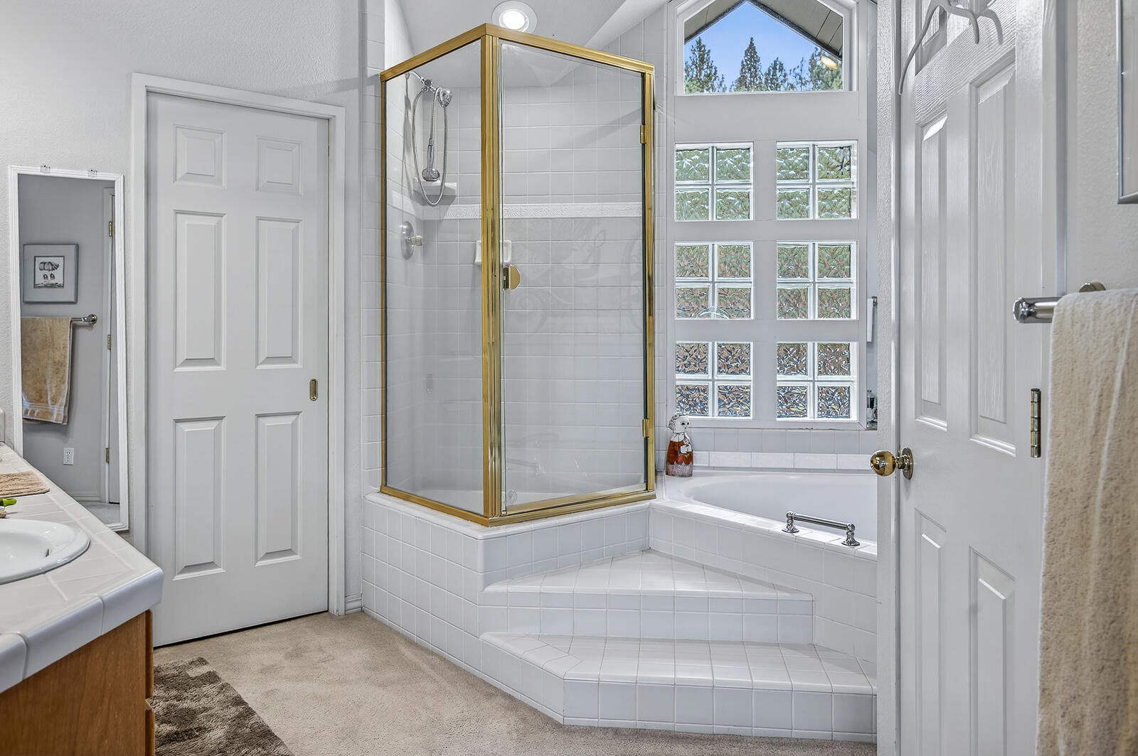 Bend, Oregon, 97702, United States, 4 Bedrooms Bedrooms, ,5 BathroomsBathrooms,Residential,Active,2007101