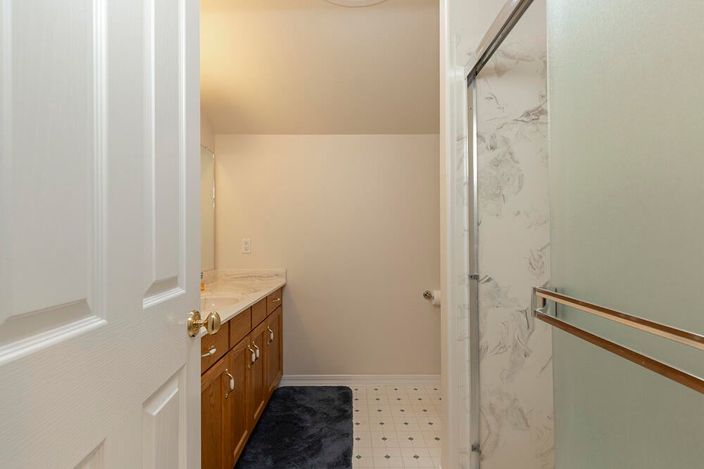Grants Pass, Oregon, 97527, United States, 4 Bedrooms Bedrooms, ,5 BathroomsBathrooms,Residential,Active,1927646
