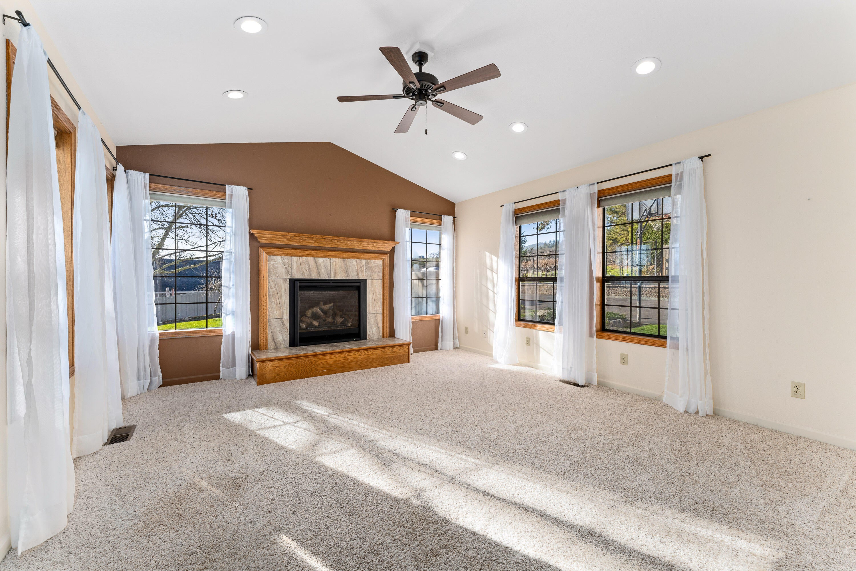 Central Point, Oregon, 97502, United States, 4 Bedrooms Bedrooms, ,3 BathroomsBathrooms,Residential,Active,1959928