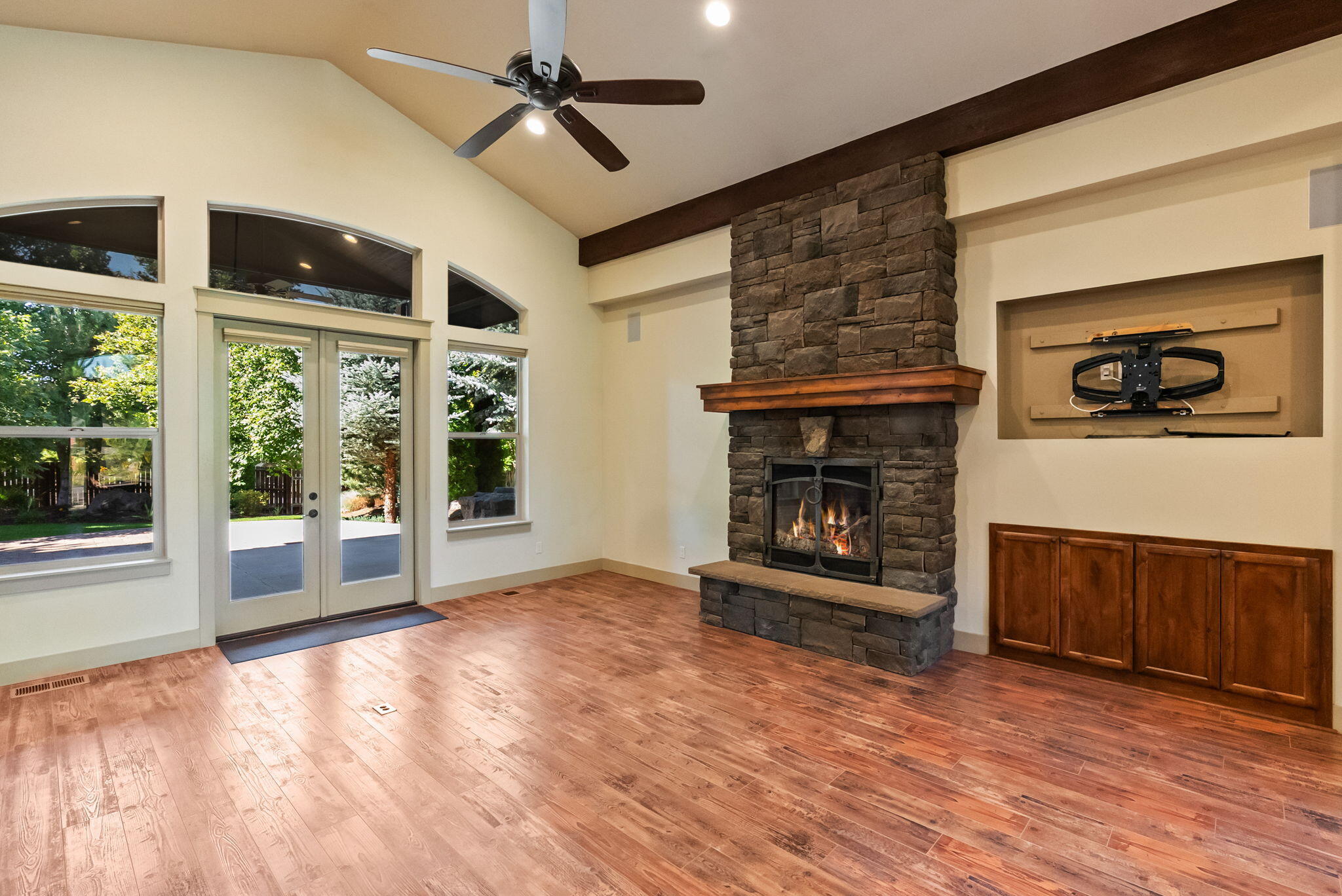 Bend, Oregon, 97702, United States, 3 Bedrooms Bedrooms, ,4 BathroomsBathrooms,Residential,Active,1952481