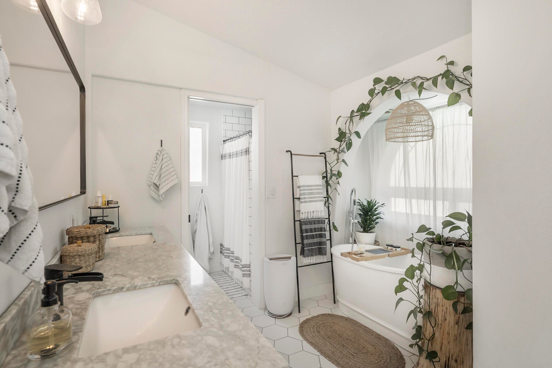 Bend, Oregon, 97703, United States, 4 Bedrooms Bedrooms, ,3 BathroomsBathrooms,Residential,Active,1790219