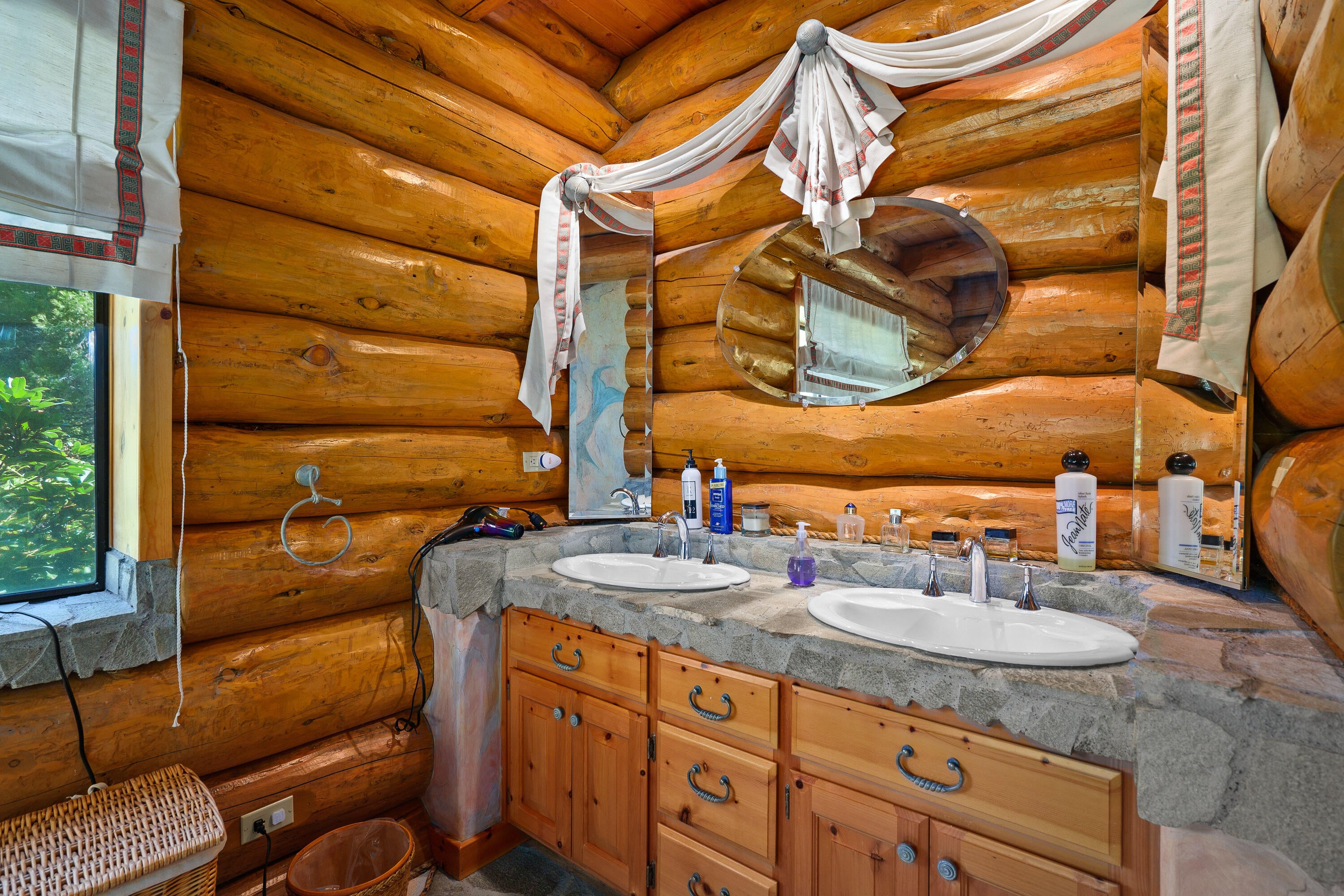 Selma, Oregon, 97538, United States, 5 Bedrooms Bedrooms, ,5 BathroomsBathrooms,Residential,Active,1902945