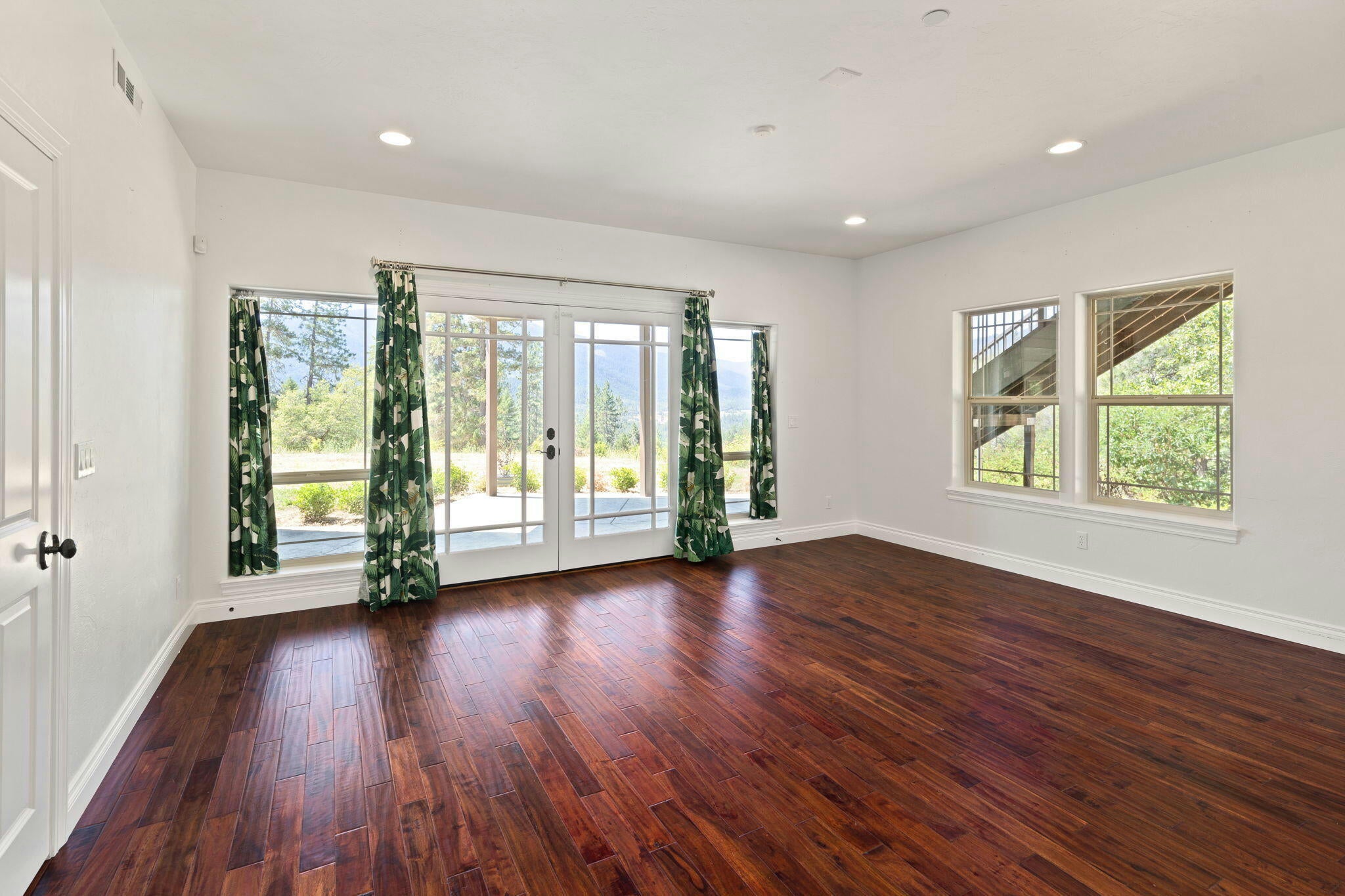 Grants Pass, Oregon, 97527, United States, ,6 BathroomsBathrooms,Residential,Active,1748769