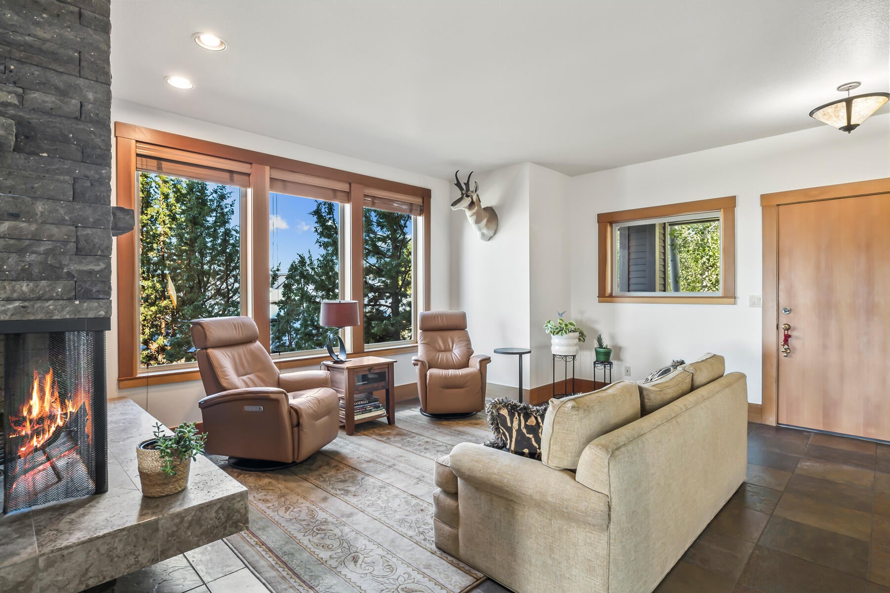 Bend, Oregon, 97702, United States, 3 Bedrooms Bedrooms, ,3 BathroomsBathrooms,Residential,Active,1936452