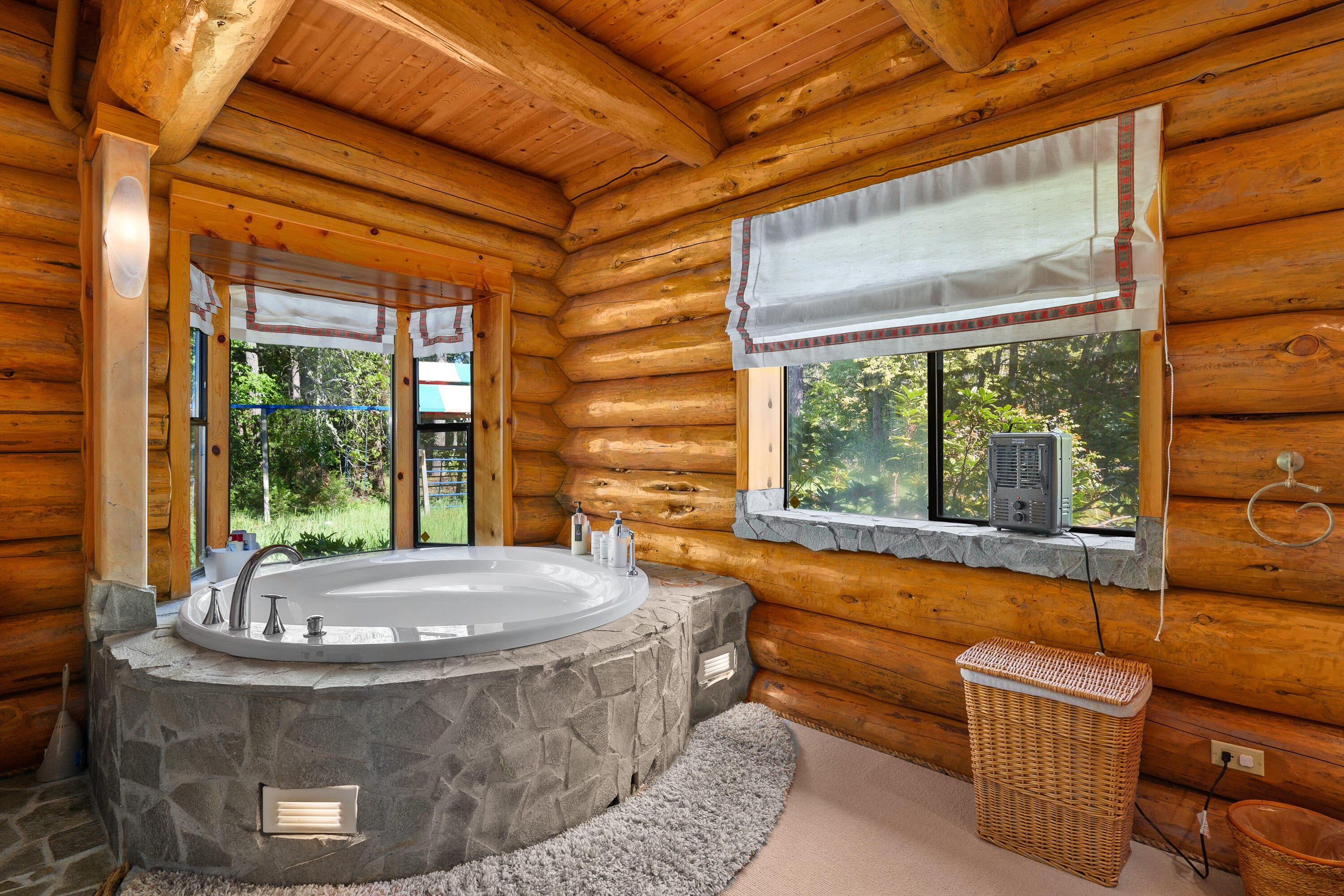 Selma, Oregon, 97538, United States, 5 Bedrooms Bedrooms, ,5 BathroomsBathrooms,Residential,Active,1902945