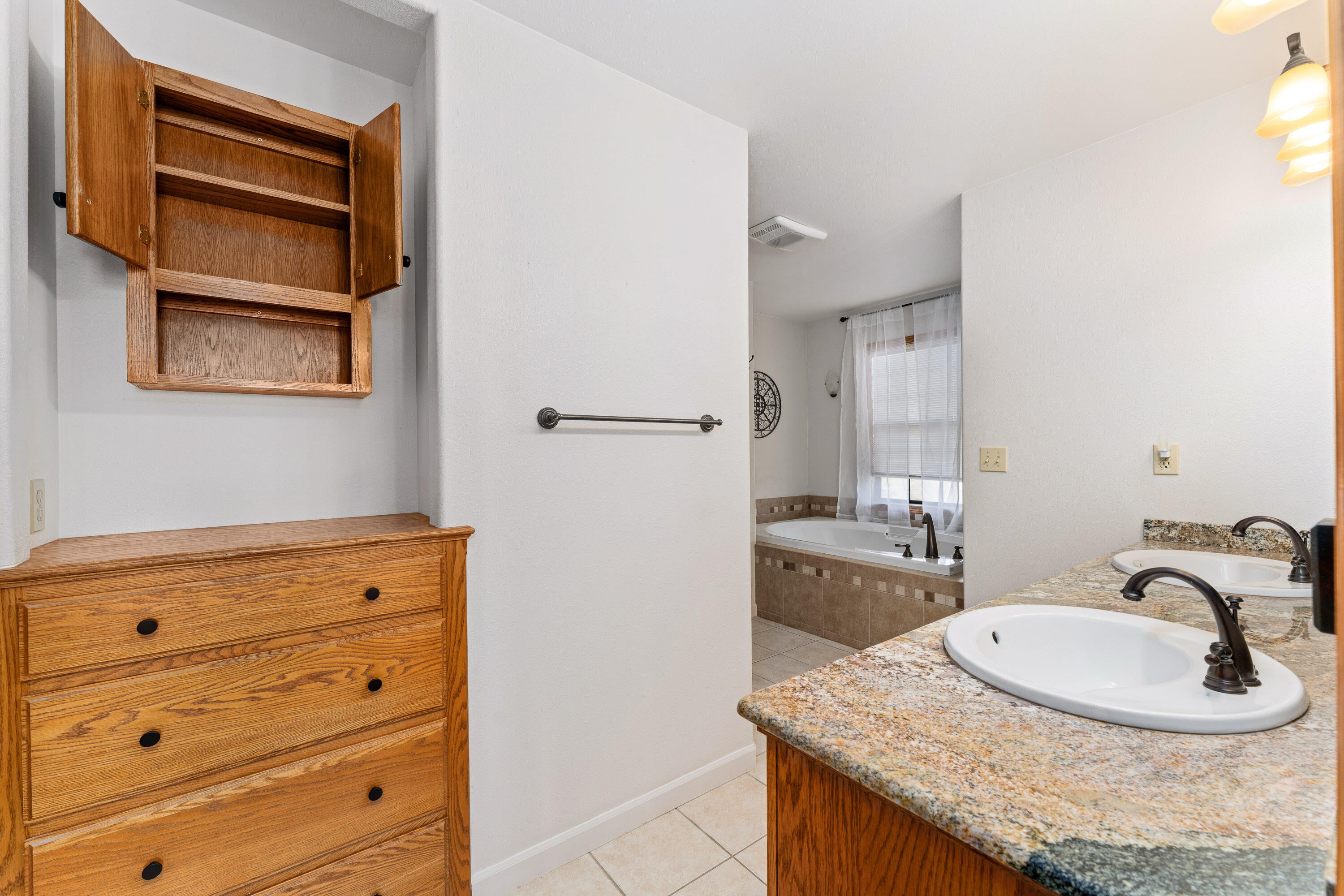 Central Point, Oregon, 97502, United States, 4 Bedrooms Bedrooms, ,3 BathroomsBathrooms,Residential,Active,1959928