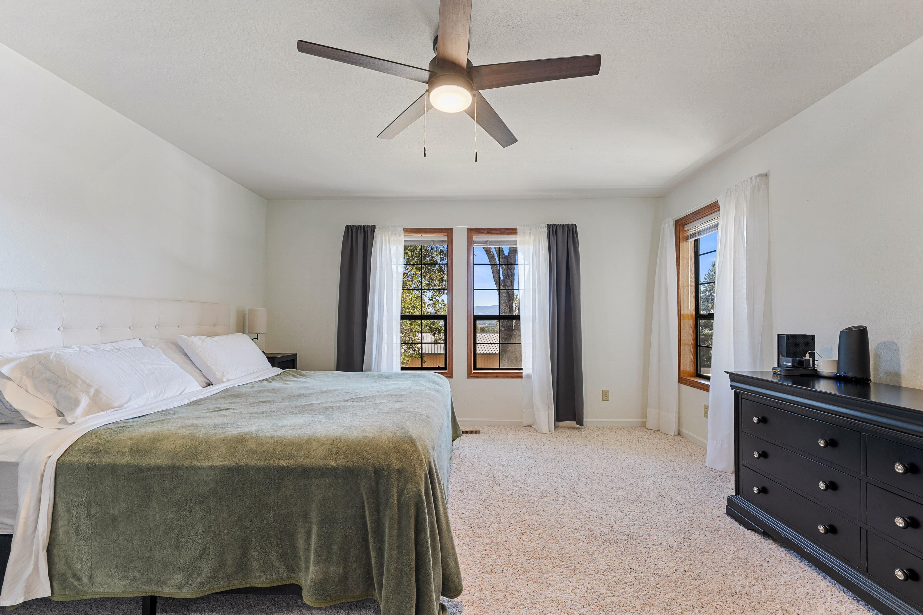 Central Point, Oregon, 97502, United States, 4 Bedrooms Bedrooms, ,3 BathroomsBathrooms,Residential,Active,1959928