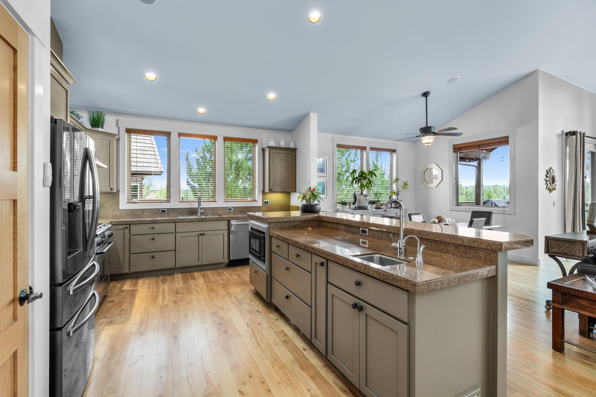 Bend, Oregon, 97702, United States, 4 Bedrooms Bedrooms, ,3 BathroomsBathrooms,Residential,Active,1913968