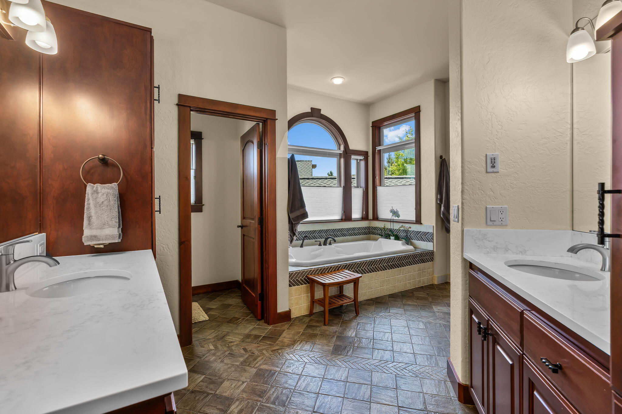 Redmond, Oregon, 97756, United States, ,3 BathroomsBathrooms,Residential,Active,1849184