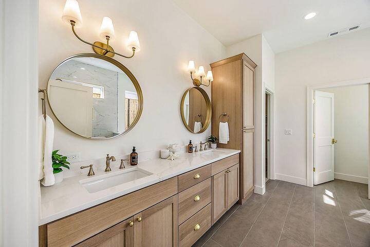 Ashland, Oregon, 97520, United States, 4 Bedrooms Bedrooms, ,4 BathroomsBathrooms,Residential,Active,1999942