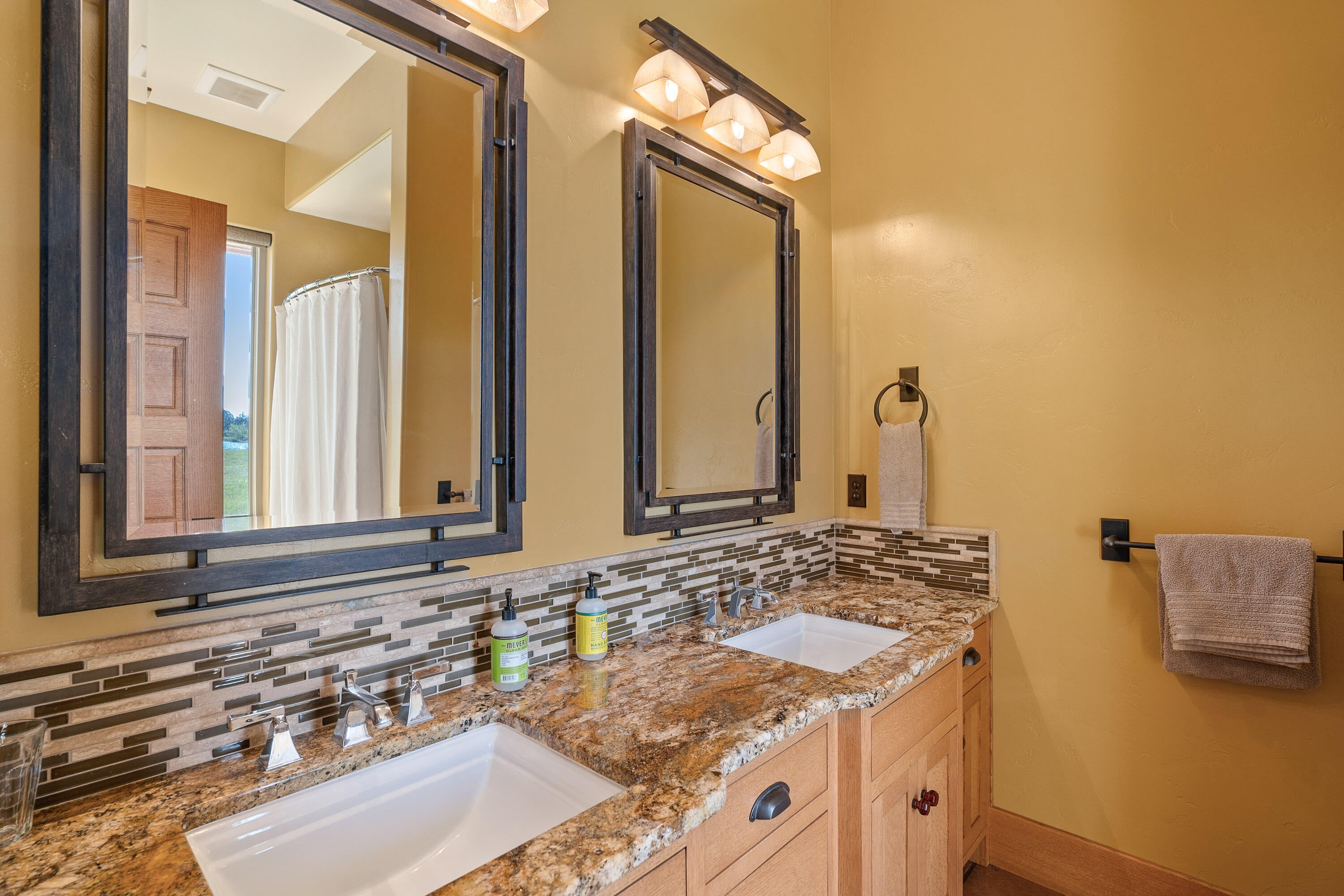 Bonanza, Oregon, 97623, United States, 3 Bedrooms Bedrooms, ,4 BathroomsBathrooms,Residential,Active,1876681