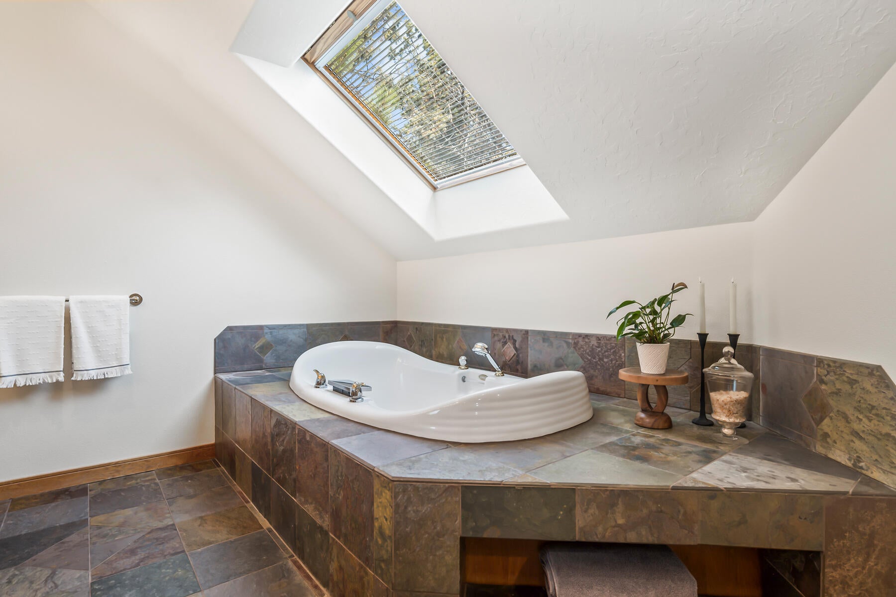 Bend, Oregon, 97703, United States, 5 Bedrooms Bedrooms, ,3 BathroomsBathrooms,Residential,Active,1972188