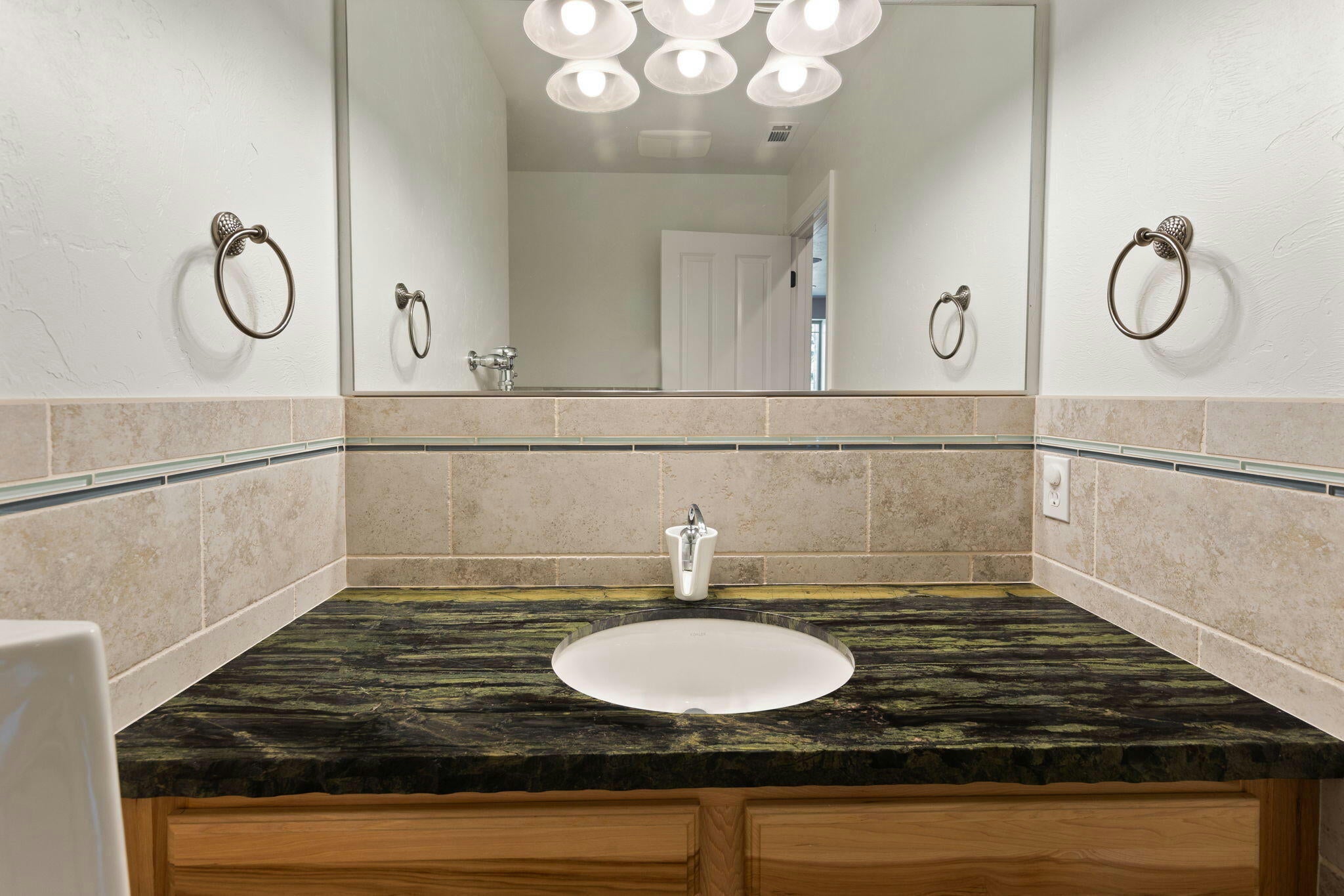 Grants Pass, Oregon, 97527, United States, ,6 BathroomsBathrooms,Residential,Active,1748769