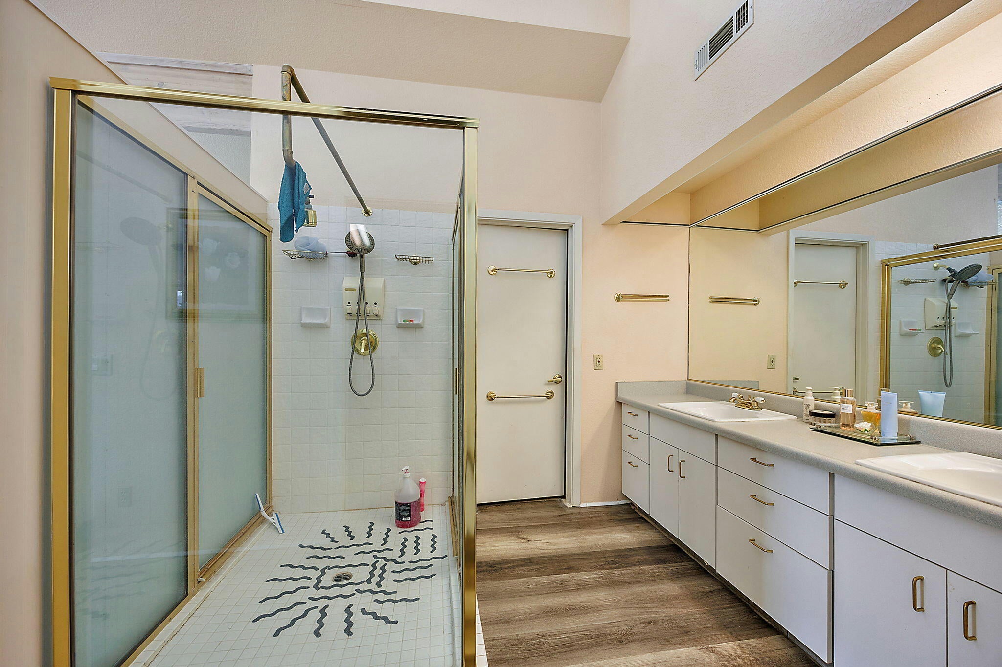 Ashland, Oregon, 97520, United States, 4 Bedrooms Bedrooms, ,4 BathroomsBathrooms,Residential,Active,1741601