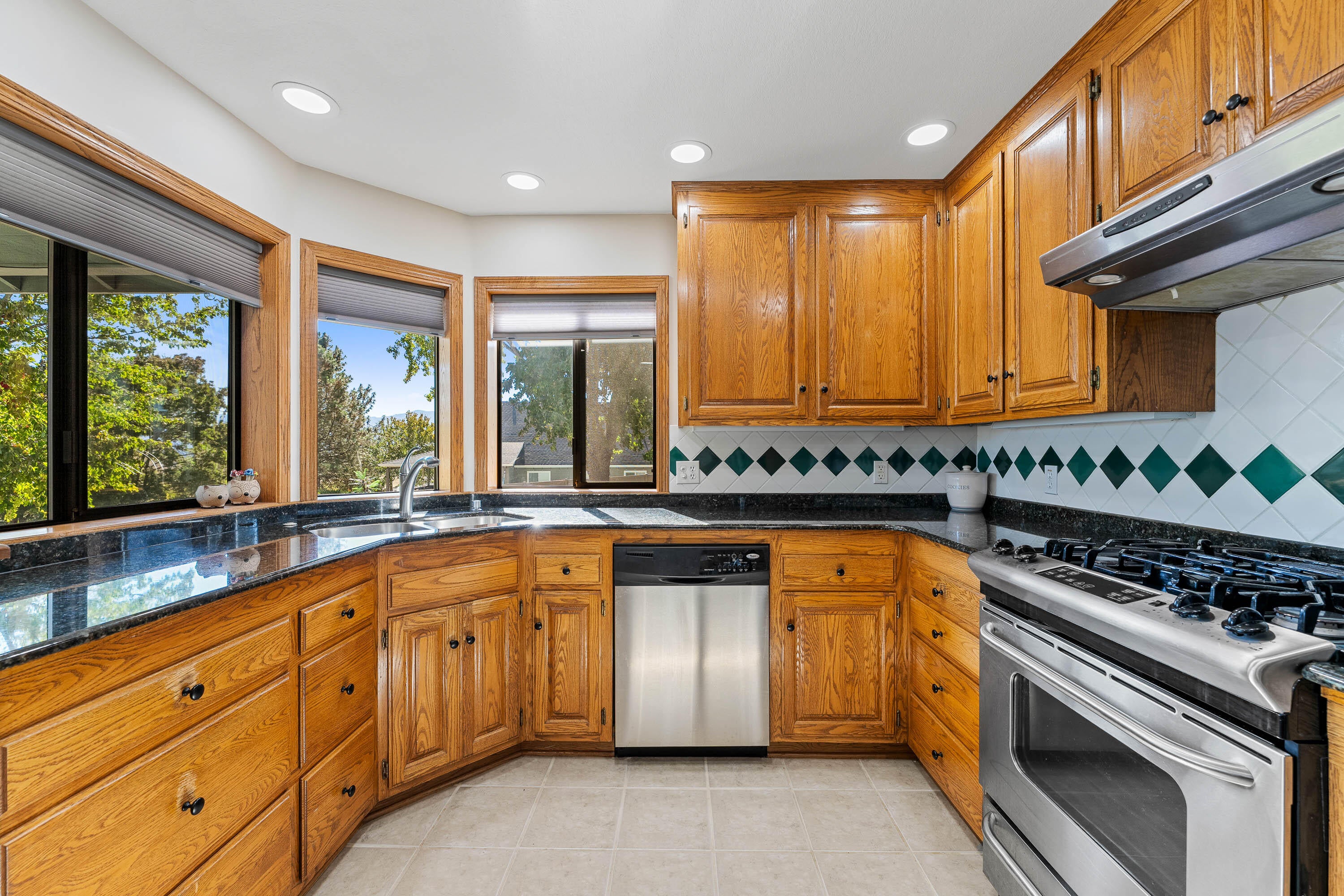 Central Point, Oregon, 97502, United States, 4 Bedrooms Bedrooms, ,3 BathroomsBathrooms,Residential,Active,1959928