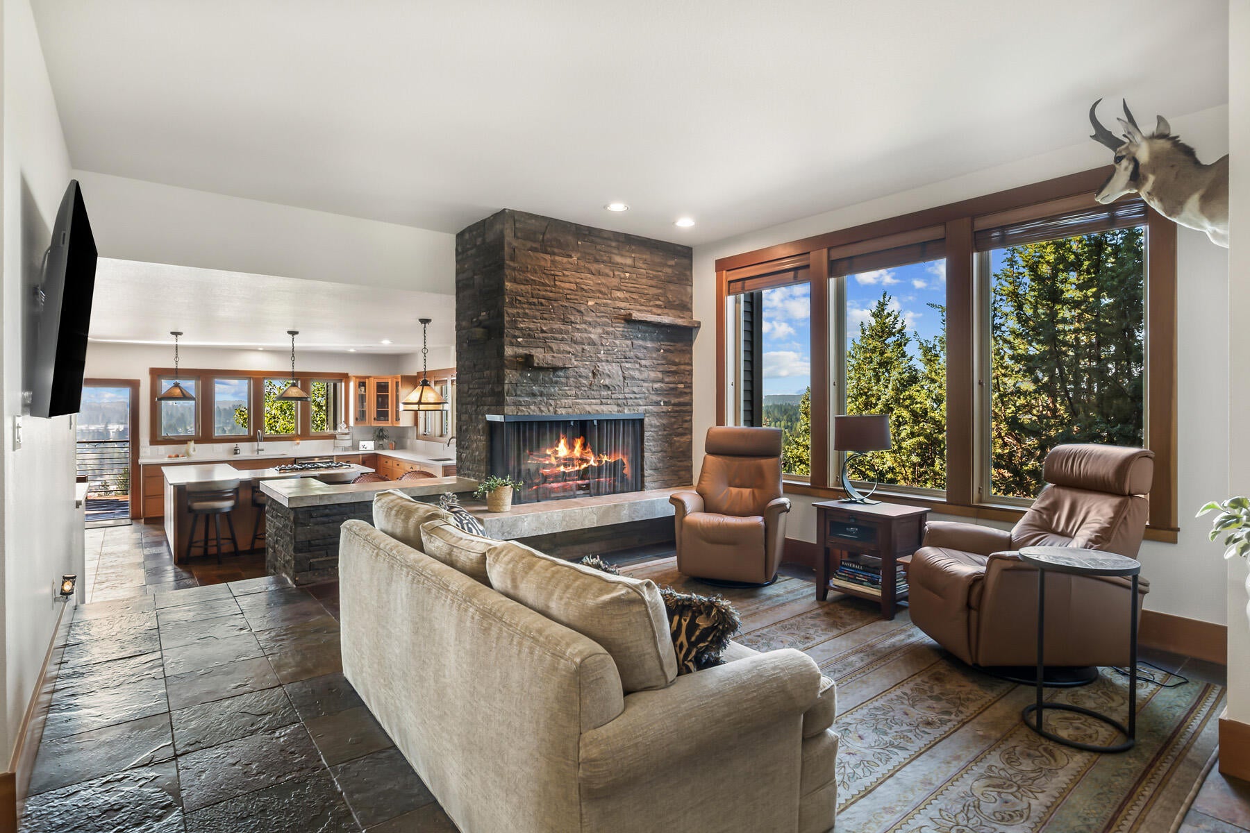 Bend, Oregon, 97702, United States, 3 Bedrooms Bedrooms, ,3 BathroomsBathrooms,Residential,Active,1936452