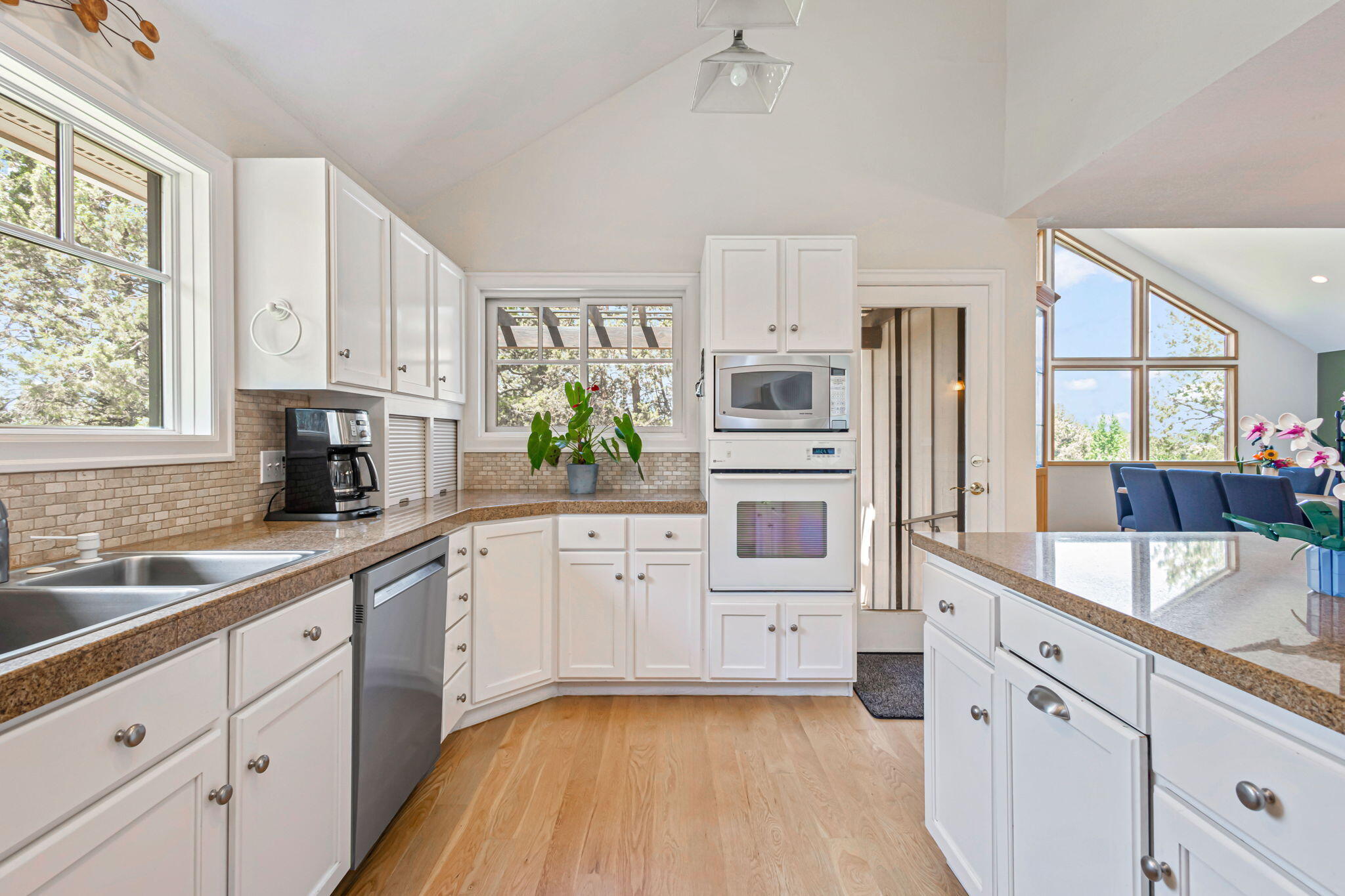 Bend, Oregon, 97702, United States, 4 Bedrooms Bedrooms, ,3 BathroomsBathrooms,Residential,Active,1907972