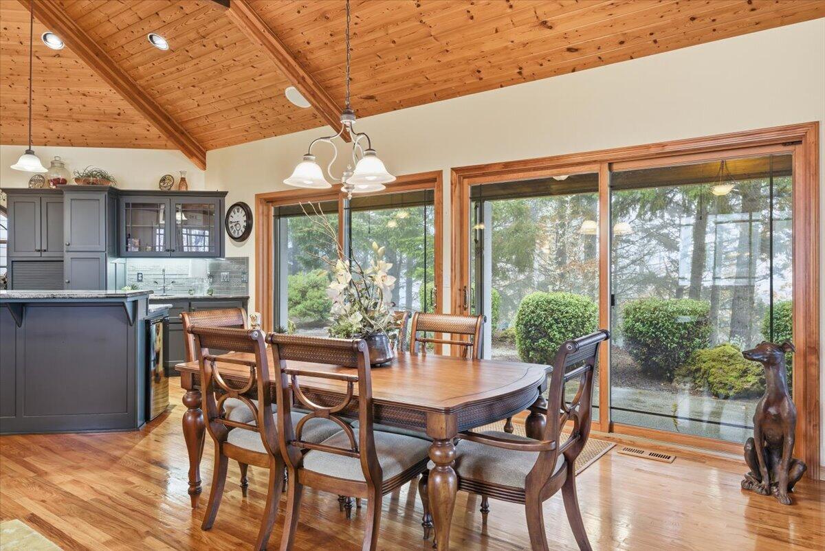 Grants Pass, Oregon, 97527, United States, 3 Bedrooms Bedrooms, ,3 BathroomsBathrooms,Residential,Active,1990612