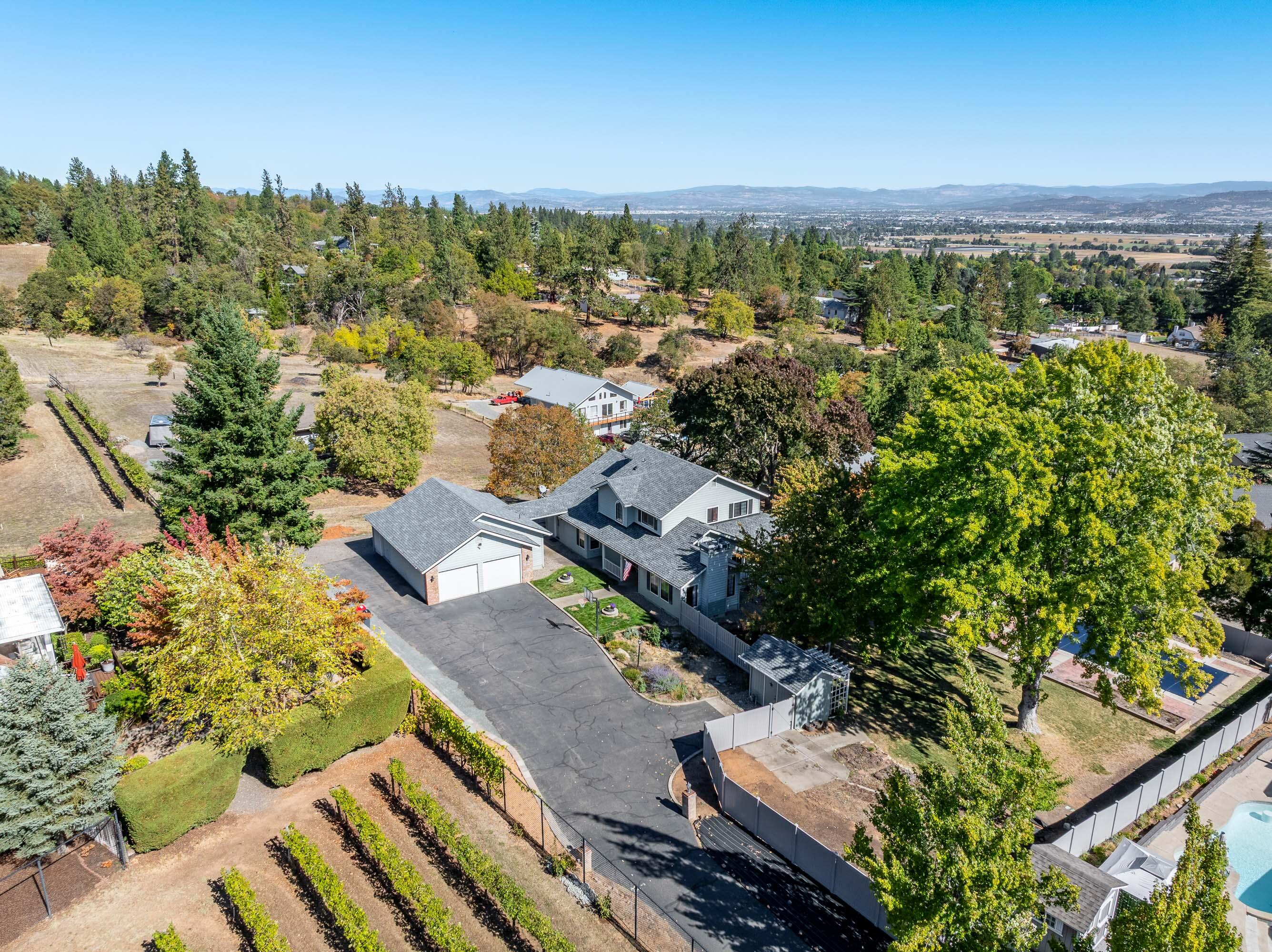 Central Point, Oregon, 97502, United States, 4 Bedrooms Bedrooms, ,3 BathroomsBathrooms,Residential,Active,1959928